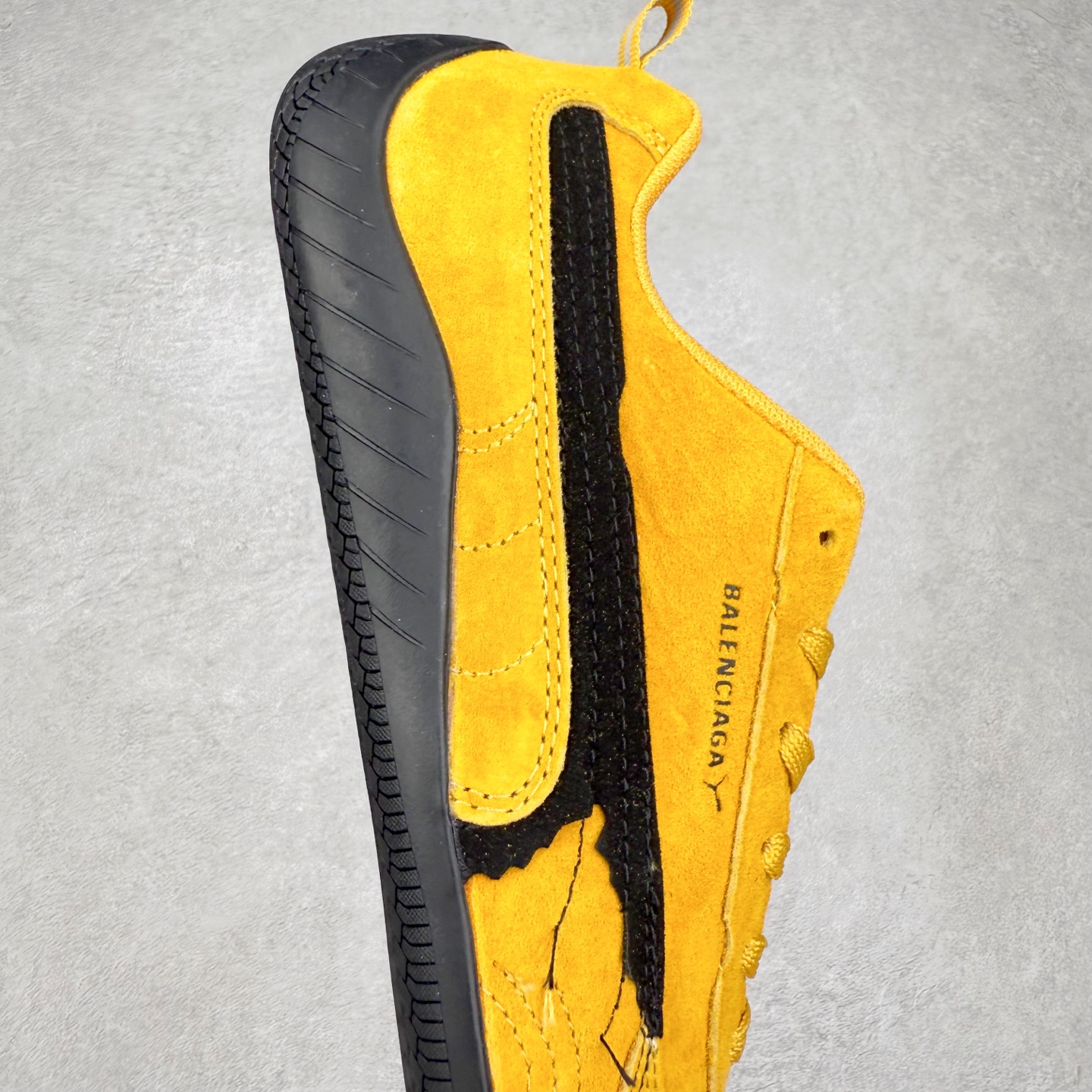 图片[6]-Balenciaga x PUMA/彪马 Speedcat 巴黎世家联名系列薄底鞋牛皮圆头做旧磨损低帮生活休闲鞋 男女同款 选用了近两年人气极高的 “薄底鞋” PUMA Speedcat 为蓝本，带来了多个不同配色的联名鞋款。在色调上继承了这双赛车鞋原本的惯用方案，但鞋身侧面标志性的 PUMA Formstrip 标志则采用了 “破坏做旧” 的手法，这也是 Balenciaga 鞋款极为常见的风格。 将白色的 PUMA Formstrip 撕掉了一大半，这极为 “粗暴” 的处理方式，在街头绝对有着十足的回头率。鞋头的 PUMA Logo 得以保留，烫金的 BALENCIAGA 字样则表明了它的联名身份，后跟则是鞋款的尺码，这也是 Balenciaga 鞋款的家族习惯。实拍调校N版已经零色差零失真 百分百还原实物色彩所见即所得 不存在货不对板色差等低级问题 选购参考实物拍摄 不混卖不参货 只用心做好货严格选品 承诺混一赔十 尺码：36 36.5 37.5 38 38.5 39 40 40.5 41 42 42.5 43 44 44.5 45 编码 Sby2936040-选品中心