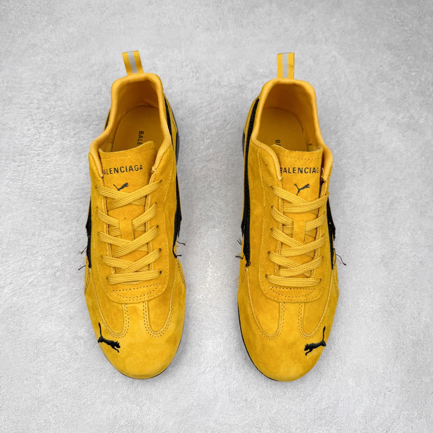 图片[2]-Balenciaga x PUMA/彪马 Speedcat 巴黎世家联名系列薄底鞋牛皮圆头做旧磨损低帮生活休闲鞋 男女同款 选用了近两年人气极高的 “薄底鞋” PUMA Speedcat 为蓝本，带来了多个不同配色的联名鞋款。在色调上继承了这双赛车鞋原本的惯用方案，但鞋身侧面标志性的 PUMA Formstrip 标志则采用了 “破坏做旧” 的手法，这也是 Balenciaga 鞋款极为常见的风格。 将白色的 PUMA Formstrip 撕掉了一大半，这极为 “粗暴” 的处理方式，在街头绝对有着十足的回头率。鞋头的 PUMA Logo 得以保留，烫金的 BALENCIAGA 字样则表明了它的联名身份，后跟则是鞋款的尺码，这也是 Balenciaga 鞋款的家族习惯。实拍调校N版已经零色差零失真 百分百还原实物色彩所见即所得 不存在货不对板色差等低级问题 选购参考实物拍摄 不混卖不参货 只用心做好货严格选品 承诺混一赔十 尺码：36 36.5 37.5 38 38.5 39 40 40.5 41 42 42.5 43 44 44.5 45 编码 Sby2936040-选品中心