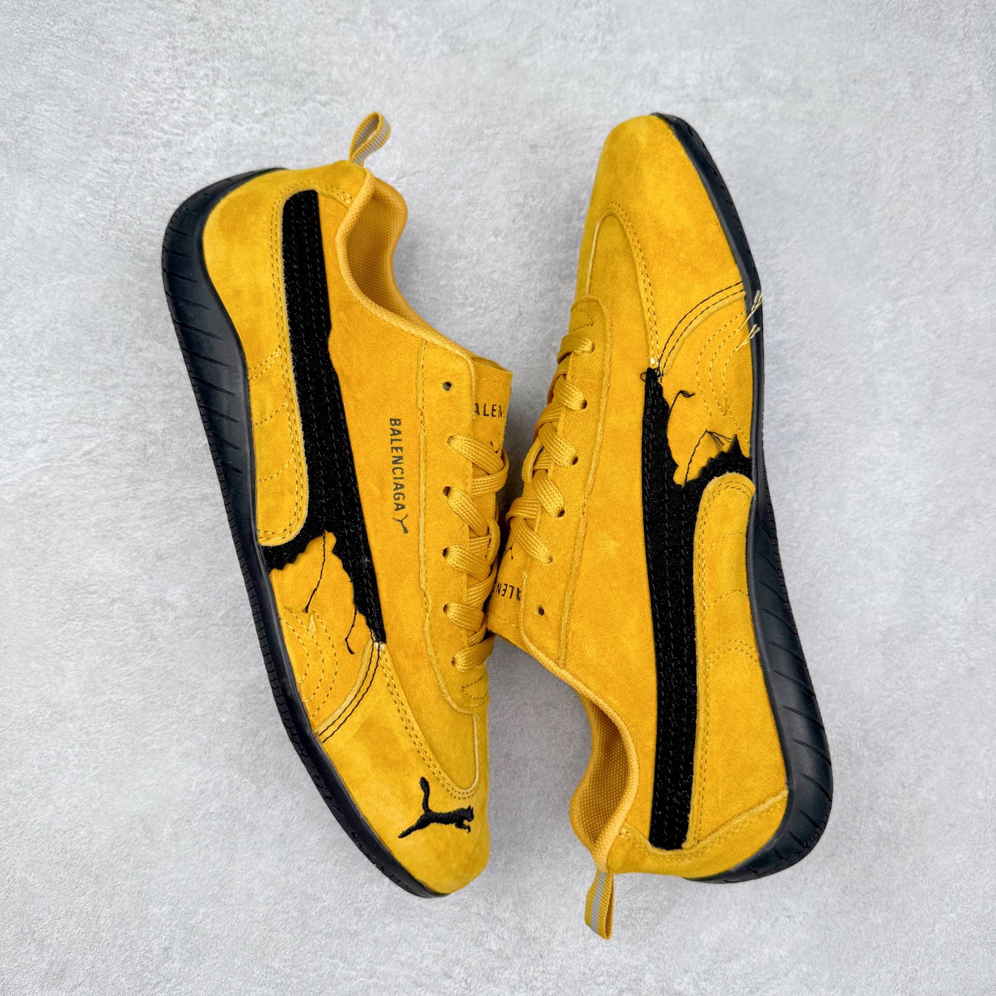 图片[3]-Balenciaga x PUMA/彪马 Speedcat 巴黎世家联名系列薄底鞋牛皮圆头做旧磨损低帮生活休闲鞋 男女同款 选用了近两年人气极高的 “薄底鞋” PUMA Speedcat 为蓝本，带来了多个不同配色的联名鞋款。在色调上继承了这双赛车鞋原本的惯用方案，但鞋身侧面标志性的 PUMA Formstrip 标志则采用了 “破坏做旧” 的手法，这也是 Balenciaga 鞋款极为常见的风格。 将白色的 PUMA Formstrip 撕掉了一大半，这极为 “粗暴” 的处理方式，在街头绝对有着十足的回头率。鞋头的 PUMA Logo 得以保留，烫金的 BALENCIAGA 字样则表明了它的联名身份，后跟则是鞋款的尺码，这也是 Balenciaga 鞋款的家族习惯。实拍调校N版已经零色差零失真 百分百还原实物色彩所见即所得 不存在货不对板色差等低级问题 选购参考实物拍摄 不混卖不参货 只用心做好货严格选品 承诺混一赔十 尺码：36 36.5 37.5 38 38.5 39 40 40.5 41 42 42.5 43 44 44.5 45 编码 Sby2936040-选品中心