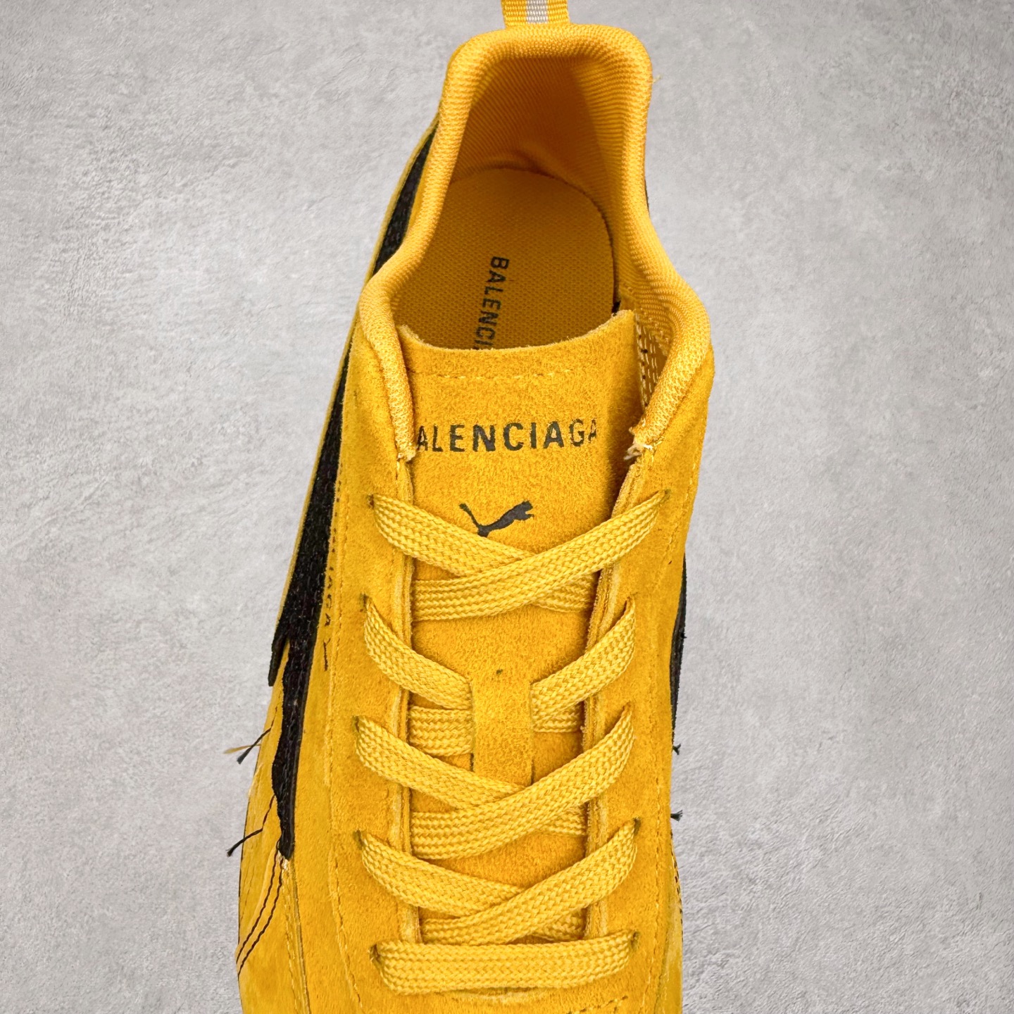 图片[5]-Balenciaga x PUMA/彪马 Speedcat 巴黎世家联名系列薄底鞋牛皮圆头做旧磨损低帮生活休闲鞋 男女同款 选用了近两年人气极高的 “薄底鞋” PUMA Speedcat 为蓝本，带来了多个不同配色的联名鞋款。在色调上继承了这双赛车鞋原本的惯用方案，但鞋身侧面标志性的 PUMA Formstrip 标志则采用了 “破坏做旧” 的手法，这也是 Balenciaga 鞋款极为常见的风格。 将白色的 PUMA Formstrip 撕掉了一大半，这极为 “粗暴” 的处理方式，在街头绝对有着十足的回头率。鞋头的 PUMA Logo 得以保留，烫金的 BALENCIAGA 字样则表明了它的联名身份，后跟则是鞋款的尺码，这也是 Balenciaga 鞋款的家族习惯。实拍调校N版已经零色差零失真 百分百还原实物色彩所见即所得 不存在货不对板色差等低级问题 选购参考实物拍摄 不混卖不参货 只用心做好货严格选品 承诺混一赔十 尺码：36 36.5 37.5 38 38.5 39 40 40.5 41 42 42.5 43 44 44.5 45 编码 Sby2936040-选品中心