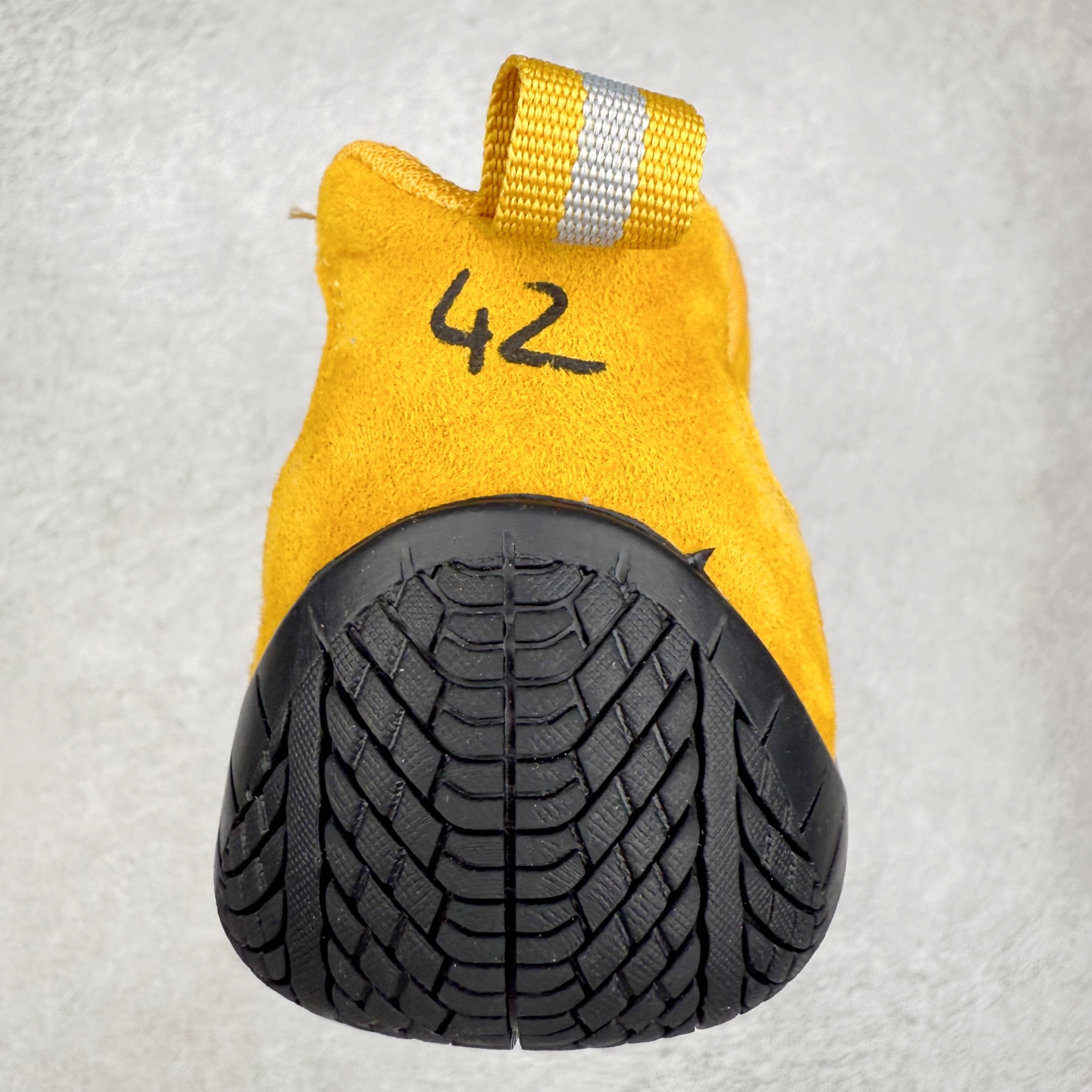 图片[8]-Balenciaga x PUMA/彪马 Speedcat 巴黎世家联名系列薄底鞋牛皮圆头做旧磨损低帮生活休闲鞋 男女同款 选用了近两年人气极高的 “薄底鞋” PUMA Speedcat 为蓝本，带来了多个不同配色的联名鞋款。在色调上继承了这双赛车鞋原本的惯用方案，但鞋身侧面标志性的 PUMA Formstrip 标志则采用了 “破坏做旧” 的手法，这也是 Balenciaga 鞋款极为常见的风格。 将白色的 PUMA Formstrip 撕掉了一大半，这极为 “粗暴” 的处理方式，在街头绝对有着十足的回头率。鞋头的 PUMA Logo 得以保留，烫金的 BALENCIAGA 字样则表明了它的联名身份，后跟则是鞋款的尺码，这也是 Balenciaga 鞋款的家族习惯。实拍调校N版已经零色差零失真 百分百还原实物色彩所见即所得 不存在货不对板色差等低级问题 选购参考实物拍摄 不混卖不参货 只用心做好货严格选品 承诺混一赔十 尺码：36 36.5 37.5 38 38.5 39 40 40.5 41 42 42.5 43 44 44.5 45 编码 Sby2936040-选品中心