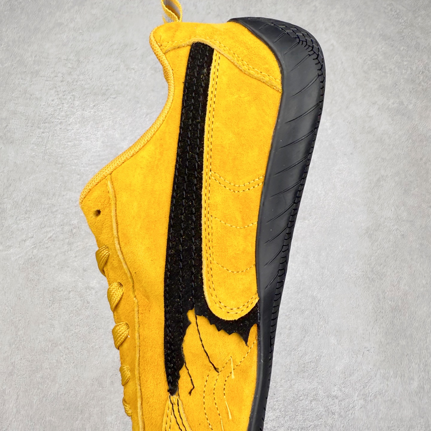 图片[7]-Balenciaga x PUMA/彪马 Speedcat 巴黎世家联名系列薄底鞋牛皮圆头做旧磨损低帮生活休闲鞋 男女同款 选用了近两年人气极高的 “薄底鞋” PUMA Speedcat 为蓝本，带来了多个不同配色的联名鞋款。在色调上继承了这双赛车鞋原本的惯用方案，但鞋身侧面标志性的 PUMA Formstrip 标志则采用了 “破坏做旧” 的手法，这也是 Balenciaga 鞋款极为常见的风格。 将白色的 PUMA Formstrip 撕掉了一大半，这极为 “粗暴” 的处理方式，在街头绝对有着十足的回头率。鞋头的 PUMA Logo 得以保留，烫金的 BALENCIAGA 字样则表明了它的联名身份，后跟则是鞋款的尺码，这也是 Balenciaga 鞋款的家族习惯。实拍调校N版已经零色差零失真 百分百还原实物色彩所见即所得 不存在货不对板色差等低级问题 选购参考实物拍摄 不混卖不参货 只用心做好货严格选品 承诺混一赔十 尺码：36 36.5 37.5 38 38.5 39 40 40.5 41 42 42.5 43 44 44.5 45 编码 Sby2936040-选品中心