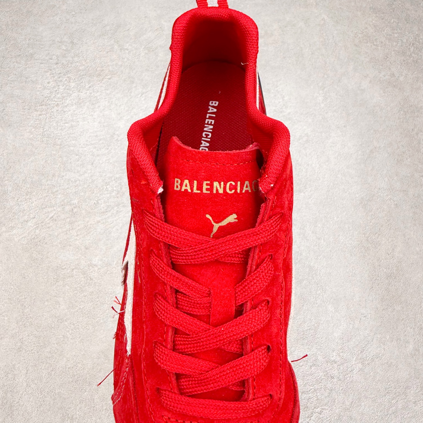 图片[5]-Balenciaga x PUMA/彪马 Speedcat 巴黎世家联名系列薄底鞋牛皮圆头做旧磨损低帮生活休闲鞋 男女同款 选用了近两年人气极高的 “薄底鞋” PUMA Speedcat 为蓝本，带来了多个不同配色的联名鞋款。在色调上继承了这双赛车鞋原本的惯用方案，但鞋身侧面标志性的 PUMA Formstrip 标志则采用了 “破坏做旧” 的手法，这也是 Balenciaga 鞋款极为常见的风格。 将白色的 PUMA Formstrip 撕掉了一大半，这极为 “粗暴” 的处理方式，在街头绝对有着十足的回头率。鞋头的 PUMA Logo 得以保留，烫金的 BALENCIAGA 字样则表明了它的联名身份，后跟则是鞋款的尺码，这也是 Balenciaga 鞋款的家族习惯。实拍调校N版已经零色差零失真 百分百还原实物色彩所见即所得 不存在货不对板色差等低级问题 选购参考实物拍摄 不混卖不参货 只用心做好货严格选品 承诺混一赔十 尺码：36 36.5 37.5 38 38.5 39 40 40.5 41 42 42.5 43 44 44.5 45 编码 Sby2936040-选品中心