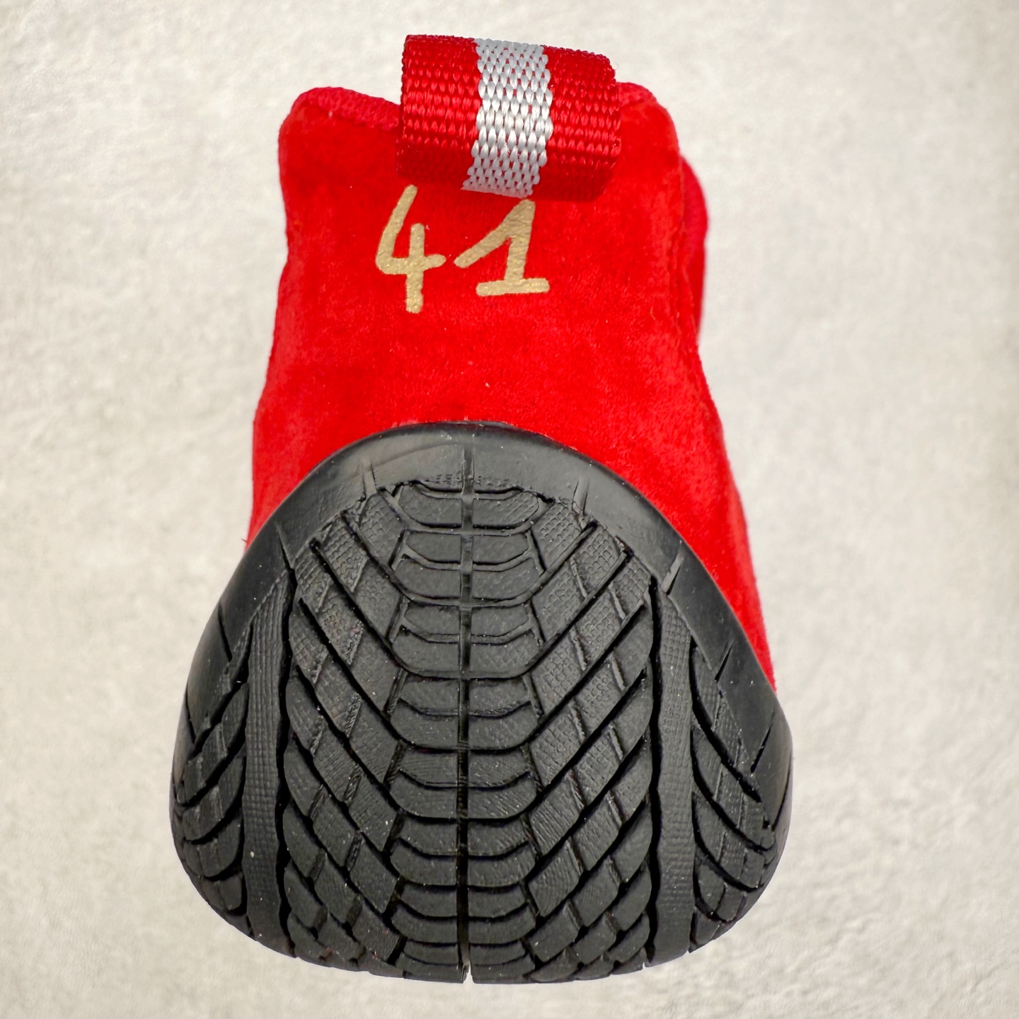 图片[8]-Balenciaga x PUMA/彪马 Speedcat 巴黎世家联名系列薄底鞋牛皮圆头做旧磨损低帮生活休闲鞋 男女同款 选用了近两年人气极高的 “薄底鞋” PUMA Speedcat 为蓝本，带来了多个不同配色的联名鞋款。在色调上继承了这双赛车鞋原本的惯用方案，但鞋身侧面标志性的 PUMA Formstrip 标志则采用了 “破坏做旧” 的手法，这也是 Balenciaga 鞋款极为常见的风格。 将白色的 PUMA Formstrip 撕掉了一大半，这极为 “粗暴” 的处理方式，在街头绝对有着十足的回头率。鞋头的 PUMA Logo 得以保留，烫金的 BALENCIAGA 字样则表明了它的联名身份，后跟则是鞋款的尺码，这也是 Balenciaga 鞋款的家族习惯。实拍调校N版已经零色差零失真 百分百还原实物色彩所见即所得 不存在货不对板色差等低级问题 选购参考实物拍摄 不混卖不参货 只用心做好货严格选品 承诺混一赔十 尺码：36 36.5 37.5 38 38.5 39 40 40.5 41 42 42.5 43 44 44.5 45 编码 Sby2936040-选品中心