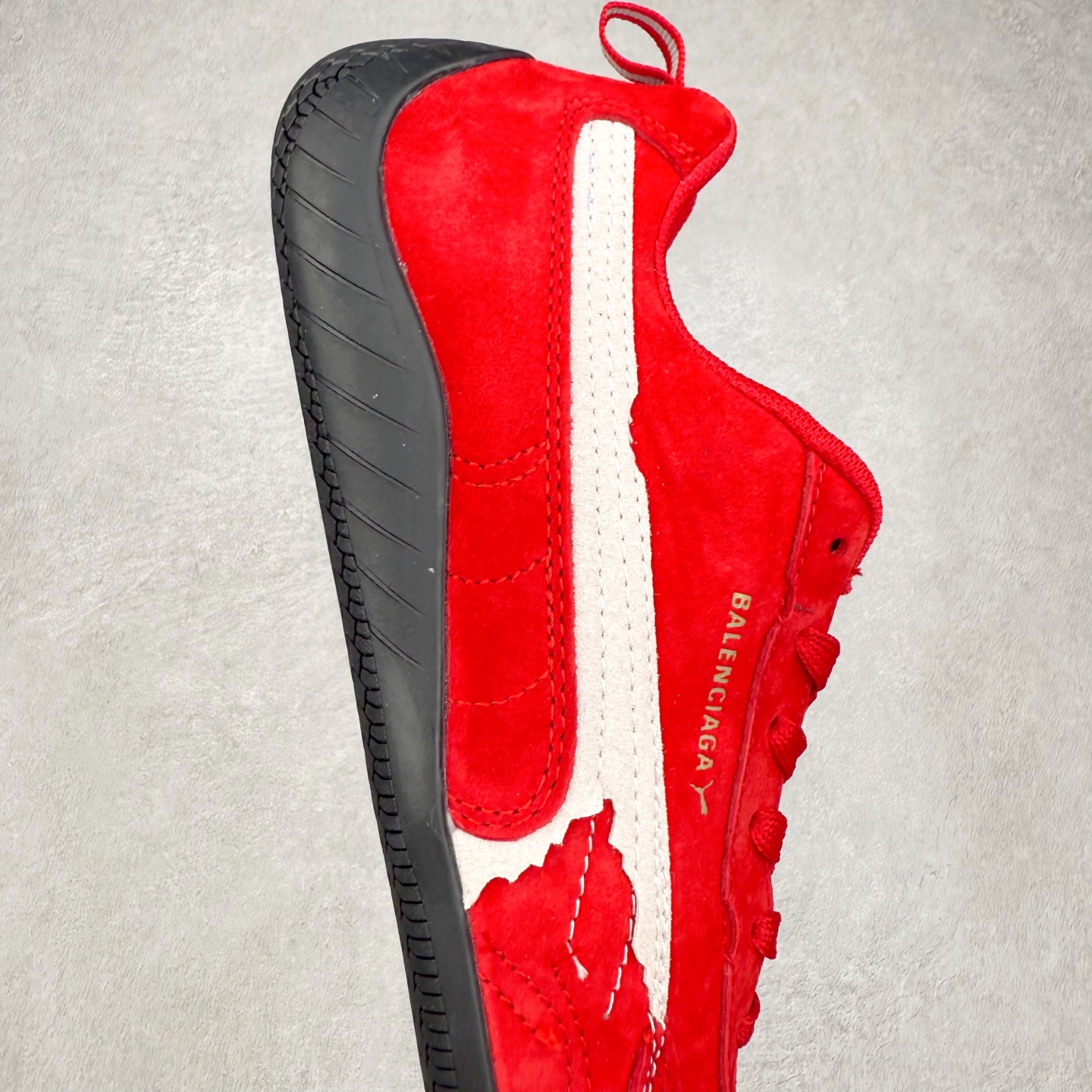 图片[6]-Balenciaga x PUMA/彪马 Speedcat 巴黎世家联名系列薄底鞋牛皮圆头做旧磨损低帮生活休闲鞋 男女同款 选用了近两年人气极高的 “薄底鞋” PUMA Speedcat 为蓝本，带来了多个不同配色的联名鞋款。在色调上继承了这双赛车鞋原本的惯用方案，但鞋身侧面标志性的 PUMA Formstrip 标志则采用了 “破坏做旧” 的手法，这也是 Balenciaga 鞋款极为常见的风格。 将白色的 PUMA Formstrip 撕掉了一大半，这极为 “粗暴” 的处理方式，在街头绝对有着十足的回头率。鞋头的 PUMA Logo 得以保留，烫金的 BALENCIAGA 字样则表明了它的联名身份，后跟则是鞋款的尺码，这也是 Balenciaga 鞋款的家族习惯。实拍调校N版已经零色差零失真 百分百还原实物色彩所见即所得 不存在货不对板色差等低级问题 选购参考实物拍摄 不混卖不参货 只用心做好货严格选品 承诺混一赔十 尺码：36 36.5 37.5 38 38.5 39 40 40.5 41 42 42.5 43 44 44.5 45 编码 Sby2936040-选品中心