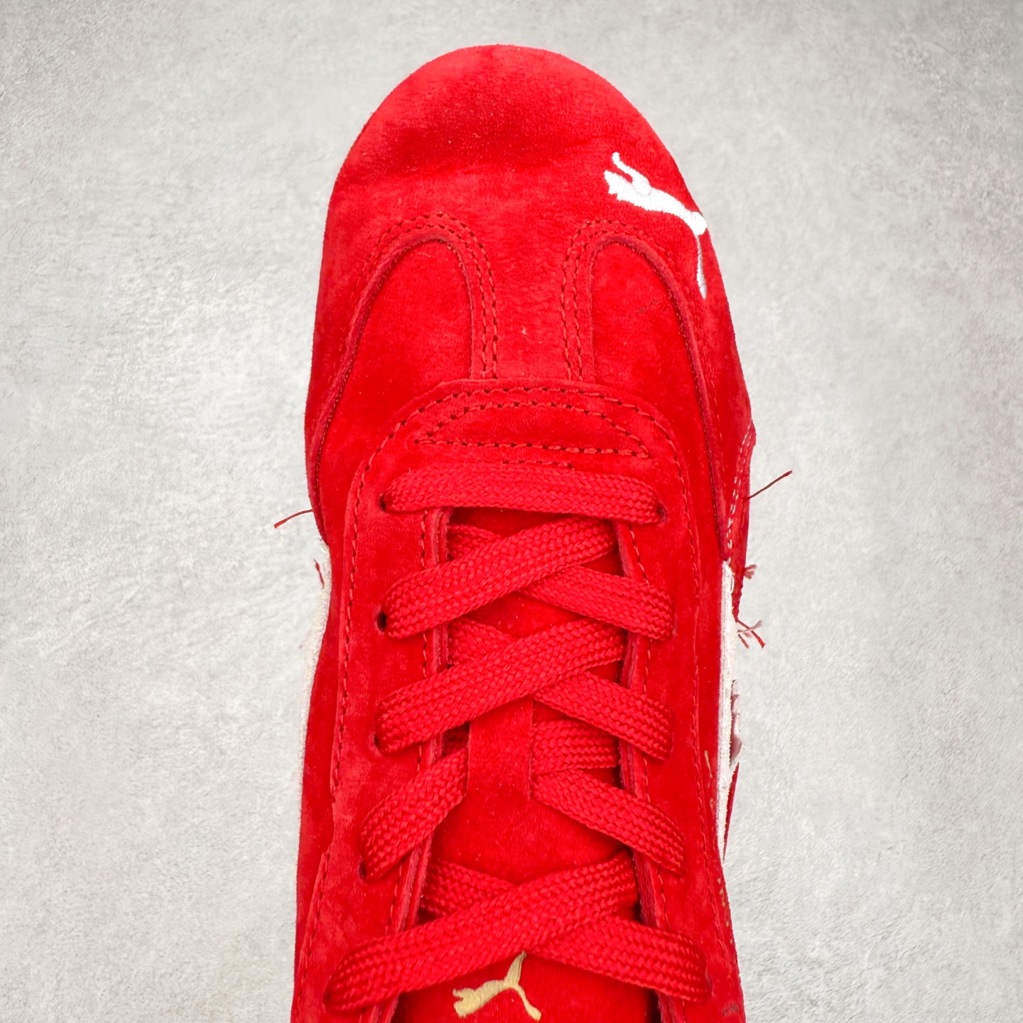 图片[4]-Balenciaga x PUMA/彪马 Speedcat 巴黎世家联名系列薄底鞋牛皮圆头做旧磨损低帮生活休闲鞋 男女同款 选用了近两年人气极高的 “薄底鞋” PUMA Speedcat 为蓝本，带来了多个不同配色的联名鞋款。在色调上继承了这双赛车鞋原本的惯用方案，但鞋身侧面标志性的 PUMA Formstrip 标志则采用了 “破坏做旧” 的手法，这也是 Balenciaga 鞋款极为常见的风格。 将白色的 PUMA Formstrip 撕掉了一大半，这极为 “粗暴” 的处理方式，在街头绝对有着十足的回头率。鞋头的 PUMA Logo 得以保留，烫金的 BALENCIAGA 字样则表明了它的联名身份，后跟则是鞋款的尺码，这也是 Balenciaga 鞋款的家族习惯。实拍调校N版已经零色差零失真 百分百还原实物色彩所见即所得 不存在货不对板色差等低级问题 选购参考实物拍摄 不混卖不参货 只用心做好货严格选品 承诺混一赔十 尺码：36 36.5 37.5 38 38.5 39 40 40.5 41 42 42.5 43 44 44.5 45 编码 Sby2936040-选品中心