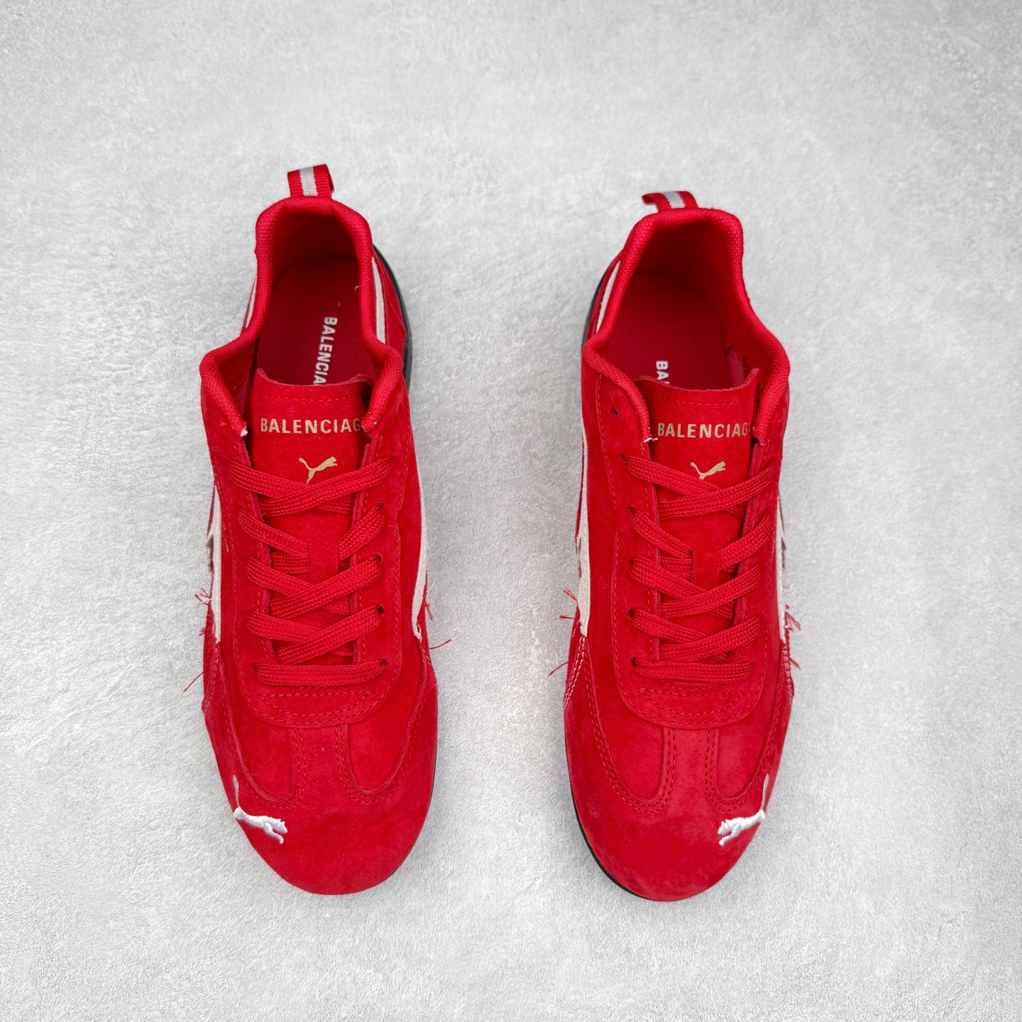 图片[2]-Balenciaga x PUMA/彪马 Speedcat 巴黎世家联名系列薄底鞋牛皮圆头做旧磨损低帮生活休闲鞋 男女同款 选用了近两年人气极高的 “薄底鞋” PUMA Speedcat 为蓝本，带来了多个不同配色的联名鞋款。在色调上继承了这双赛车鞋原本的惯用方案，但鞋身侧面标志性的 PUMA Formstrip 标志则采用了 “破坏做旧” 的手法，这也是 Balenciaga 鞋款极为常见的风格。 将白色的 PUMA Formstrip 撕掉了一大半，这极为 “粗暴” 的处理方式，在街头绝对有着十足的回头率。鞋头的 PUMA Logo 得以保留，烫金的 BALENCIAGA 字样则表明了它的联名身份，后跟则是鞋款的尺码，这也是 Balenciaga 鞋款的家族习惯。实拍调校N版已经零色差零失真 百分百还原实物色彩所见即所得 不存在货不对板色差等低级问题 选购参考实物拍摄 不混卖不参货 只用心做好货严格选品 承诺混一赔十 尺码：36 36.5 37.5 38 38.5 39 40 40.5 41 42 42.5 43 44 44.5 45 编码 Sby2936040-选品中心