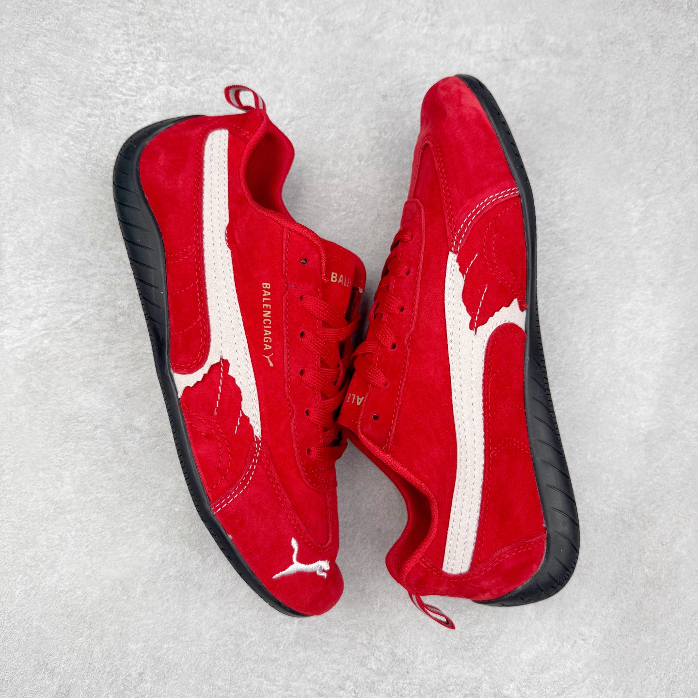 图片[3]-Balenciaga x PUMA/彪马 Speedcat 巴黎世家联名系列薄底鞋牛皮圆头做旧磨损低帮生活休闲鞋 男女同款 选用了近两年人气极高的 “薄底鞋” PUMA Speedcat 为蓝本，带来了多个不同配色的联名鞋款。在色调上继承了这双赛车鞋原本的惯用方案，但鞋身侧面标志性的 PUMA Formstrip 标志则采用了 “破坏做旧” 的手法，这也是 Balenciaga 鞋款极为常见的风格。 将白色的 PUMA Formstrip 撕掉了一大半，这极为 “粗暴” 的处理方式，在街头绝对有着十足的回头率。鞋头的 PUMA Logo 得以保留，烫金的 BALENCIAGA 字样则表明了它的联名身份，后跟则是鞋款的尺码，这也是 Balenciaga 鞋款的家族习惯。实拍调校N版已经零色差零失真 百分百还原实物色彩所见即所得 不存在货不对板色差等低级问题 选购参考实物拍摄 不混卖不参货 只用心做好货严格选品 承诺混一赔十 尺码：36 36.5 37.5 38 38.5 39 40 40.5 41 42 42.5 43 44 44.5 45 编码 Sby2936040-选品中心