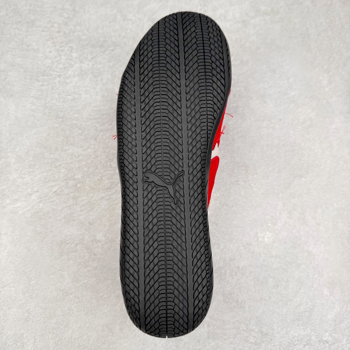 图片[9]-Balenciaga x PUMA/彪马 Speedcat 巴黎世家联名系列薄底鞋牛皮圆头做旧磨损低帮生活休闲鞋 男女同款 选用了近两年人气极高的 “薄底鞋” PUMA Speedcat 为蓝本，带来了多个不同配色的联名鞋款。在色调上继承了这双赛车鞋原本的惯用方案，但鞋身侧面标志性的 PUMA Formstrip 标志则采用了 “破坏做旧” 的手法，这也是 Balenciaga 鞋款极为常见的风格。 将白色的 PUMA Formstrip 撕掉了一大半，这极为 “粗暴” 的处理方式，在街头绝对有着十足的回头率。鞋头的 PUMA Logo 得以保留，烫金的 BALENCIAGA 字样则表明了它的联名身份，后跟则是鞋款的尺码，这也是 Balenciaga 鞋款的家族习惯。实拍调校N版已经零色差零失真 百分百还原实物色彩所见即所得 不存在货不对板色差等低级问题 选购参考实物拍摄 不混卖不参货 只用心做好货严格选品 承诺混一赔十 尺码：36 36.5 37.5 38 38.5 39 40 40.5 41 42 42.5 43 44 44.5 45 编码 Sby2936040-选品中心