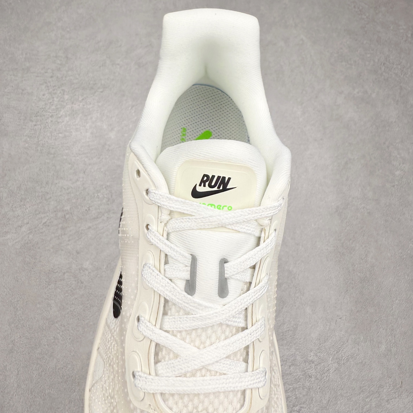 图片[5]-NK Pegasus Premium 飞马全掌气垫跑步运动鞋 HQ2592-100 气垫的究极进化 NIKE 2025S 新王炸 • 在特有Air科技加持下，耐克带来全新Pegasus Premium。这款跑鞋在传承耐克飞马（Pegasus）系列标志性的缓震功能的同时，将首次搭载耐克的塑型可视化Air Zoom气垫单元。• 塑型Air Zoom气垫单元贴合脚部的自然轮廓，帮助跑者在从后跟到脚趾的过渡中能够有效传递力量，带来一种前所未有的轻盈、顺畅回馈体验。中底采用ZoomX泡绵，后跟则使用ReactX泡绵，为跑者提供稳定流畅的推进感。• 塑型可视化Air Zoom气垫单元和精心配置的泡绵组合，让Pegasus Premium成为耐克飞马系列中颇具能量回馈的鞋款。• 全新Pegasus Premium不仅展示了耐克势头强劲的创新周期，证明了其特有的Air科技的强大实力，更体现了耐克倾听和服务运动员的能力。尺码：36 36.5 37.5 38 38.5 39 40 40.5 41 42 42.5 43 44 44.5 45-选品中心