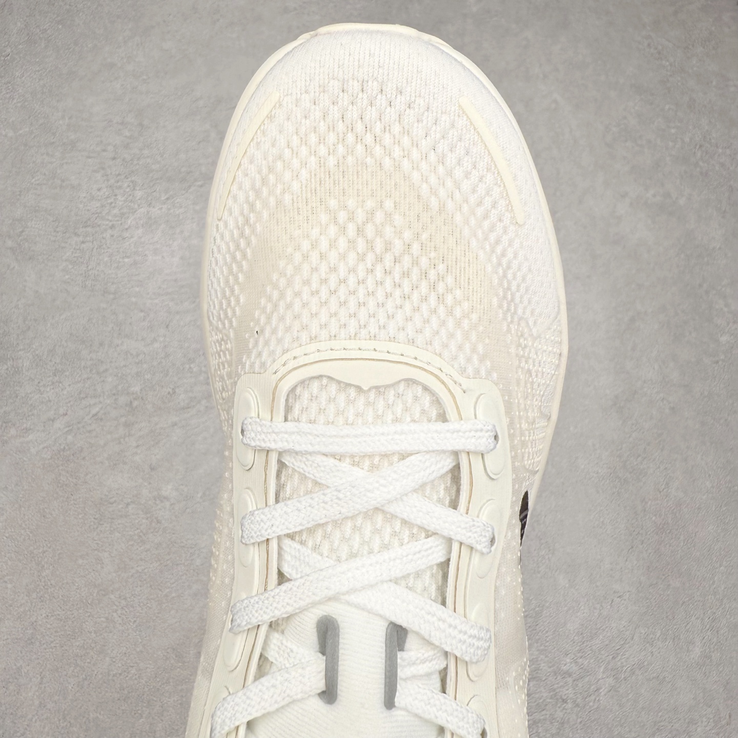 图片[4]-NK Pegasus Premium 飞马全掌气垫跑步运动鞋 HQ2592-100 气垫的究极进化 NIKE 2025S 新王炸 • 在特有Air科技加持下，耐克带来全新Pegasus Premium。这款跑鞋在传承耐克飞马（Pegasus）系列标志性的缓震功能的同时，将首次搭载耐克的塑型可视化Air Zoom气垫单元。• 塑型Air Zoom气垫单元贴合脚部的自然轮廓，帮助跑者在从后跟到脚趾的过渡中能够有效传递力量，带来一种前所未有的轻盈、顺畅回馈体验。中底采用ZoomX泡绵，后跟则使用ReactX泡绵，为跑者提供稳定流畅的推进感。• 塑型可视化Air Zoom气垫单元和精心配置的泡绵组合，让Pegasus Premium成为耐克飞马系列中颇具能量回馈的鞋款。• 全新Pegasus Premium不仅展示了耐克势头强劲的创新周期，证明了其特有的Air科技的强大实力，更体现了耐克倾听和服务运动员的能力。尺码：36 36.5 37.5 38 38.5 39 40 40.5 41 42 42.5 43 44 44.5 45-选品中心