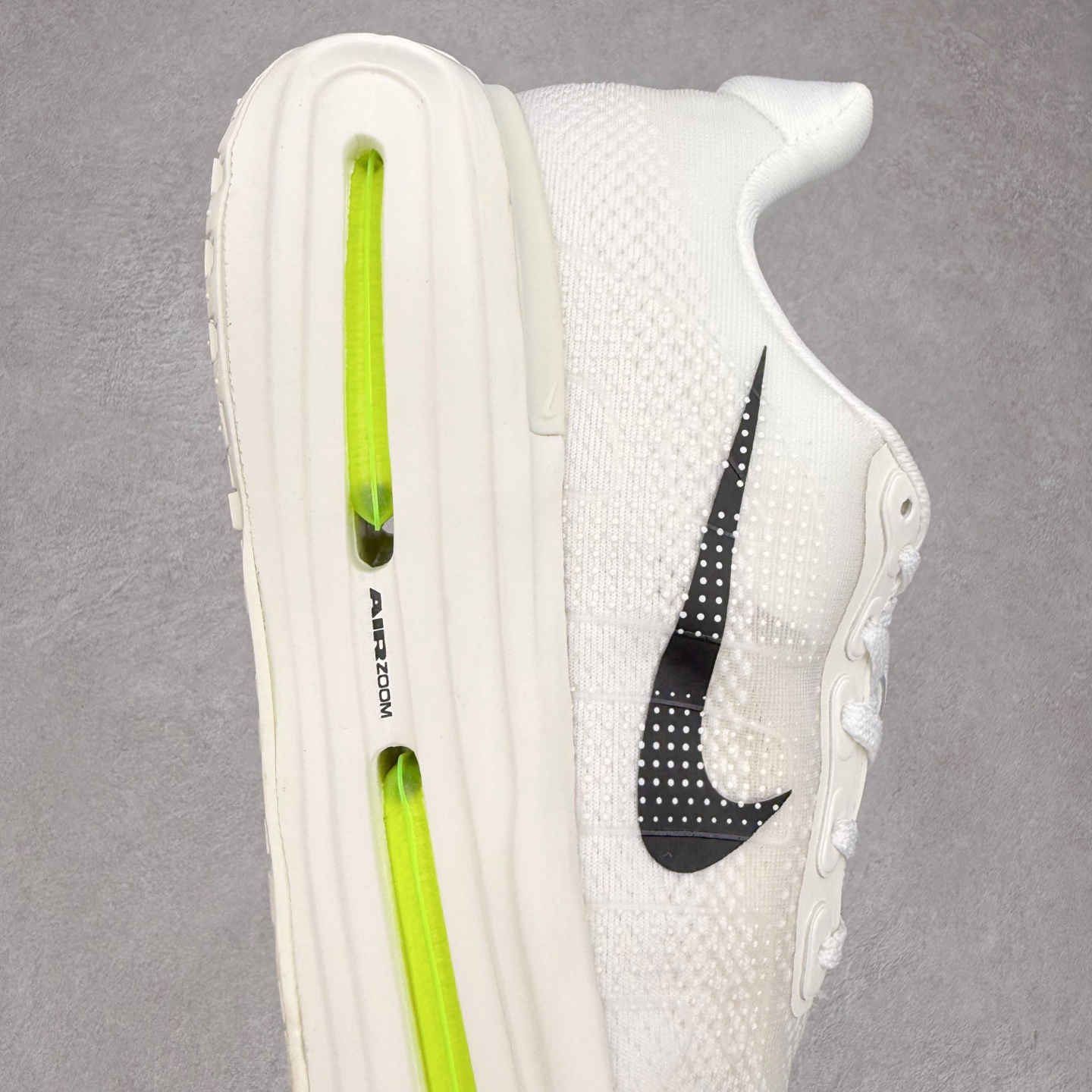 图片[6]-NK Pegasus Premium 飞马全掌气垫跑步运动鞋 HQ2592-100 气垫的究极进化 NIKE 2025S 新王炸 • 在特有Air科技加持下，耐克带来全新Pegasus Premium。这款跑鞋在传承耐克飞马（Pegasus）系列标志性的缓震功能的同时，将首次搭载耐克的塑型可视化Air Zoom气垫单元。• 塑型Air Zoom气垫单元贴合脚部的自然轮廓，帮助跑者在从后跟到脚趾的过渡中能够有效传递力量，带来一种前所未有的轻盈、顺畅回馈体验。中底采用ZoomX泡绵，后跟则使用ReactX泡绵，为跑者提供稳定流畅的推进感。• 塑型可视化Air Zoom气垫单元和精心配置的泡绵组合，让Pegasus Premium成为耐克飞马系列中颇具能量回馈的鞋款。• 全新Pegasus Premium不仅展示了耐克势头强劲的创新周期，证明了其特有的Air科技的强大实力，更体现了耐克倾听和服务运动员的能力。尺码：36 36.5 37.5 38 38.5 39 40 40.5 41 42 42.5 43 44 44.5 45-选品中心