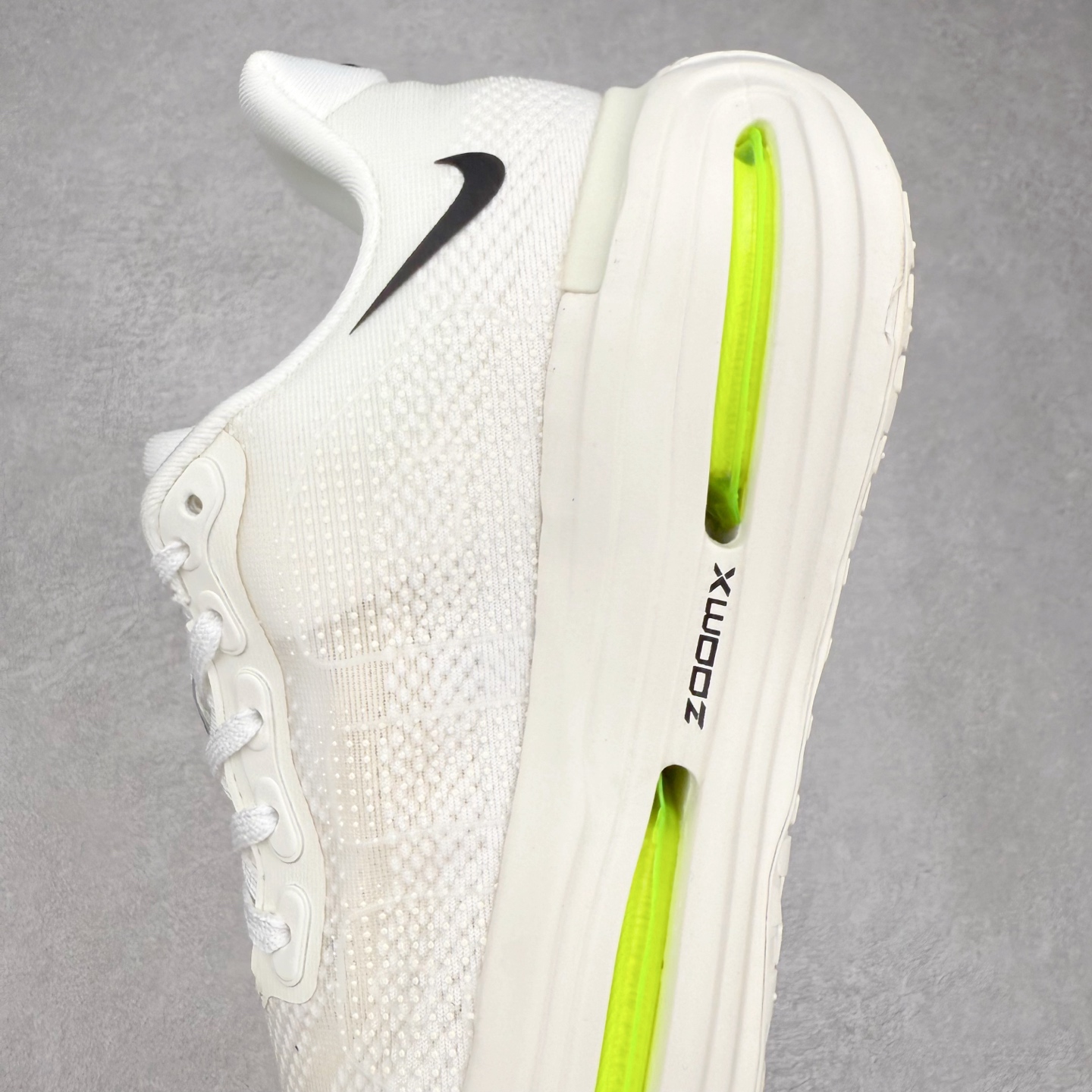 图片[7]-NK Pegasus Premium 飞马全掌气垫跑步运动鞋 HQ2592-100 气垫的究极进化 NIKE 2025S 新王炸 • 在特有Air科技加持下，耐克带来全新Pegasus Premium。这款跑鞋在传承耐克飞马（Pegasus）系列标志性的缓震功能的同时，将首次搭载耐克的塑型可视化Air Zoom气垫单元。• 塑型Air Zoom气垫单元贴合脚部的自然轮廓，帮助跑者在从后跟到脚趾的过渡中能够有效传递力量，带来一种前所未有的轻盈、顺畅回馈体验。中底采用ZoomX泡绵，后跟则使用ReactX泡绵，为跑者提供稳定流畅的推进感。• 塑型可视化Air Zoom气垫单元和精心配置的泡绵组合，让Pegasus Premium成为耐克飞马系列中颇具能量回馈的鞋款。• 全新Pegasus Premium不仅展示了耐克势头强劲的创新周期，证明了其特有的Air科技的强大实力，更体现了耐克倾听和服务运动员的能力。尺码：36 36.5 37.5 38 38.5 39 40 40.5 41 42 42.5 43 44 44.5 45-选品中心