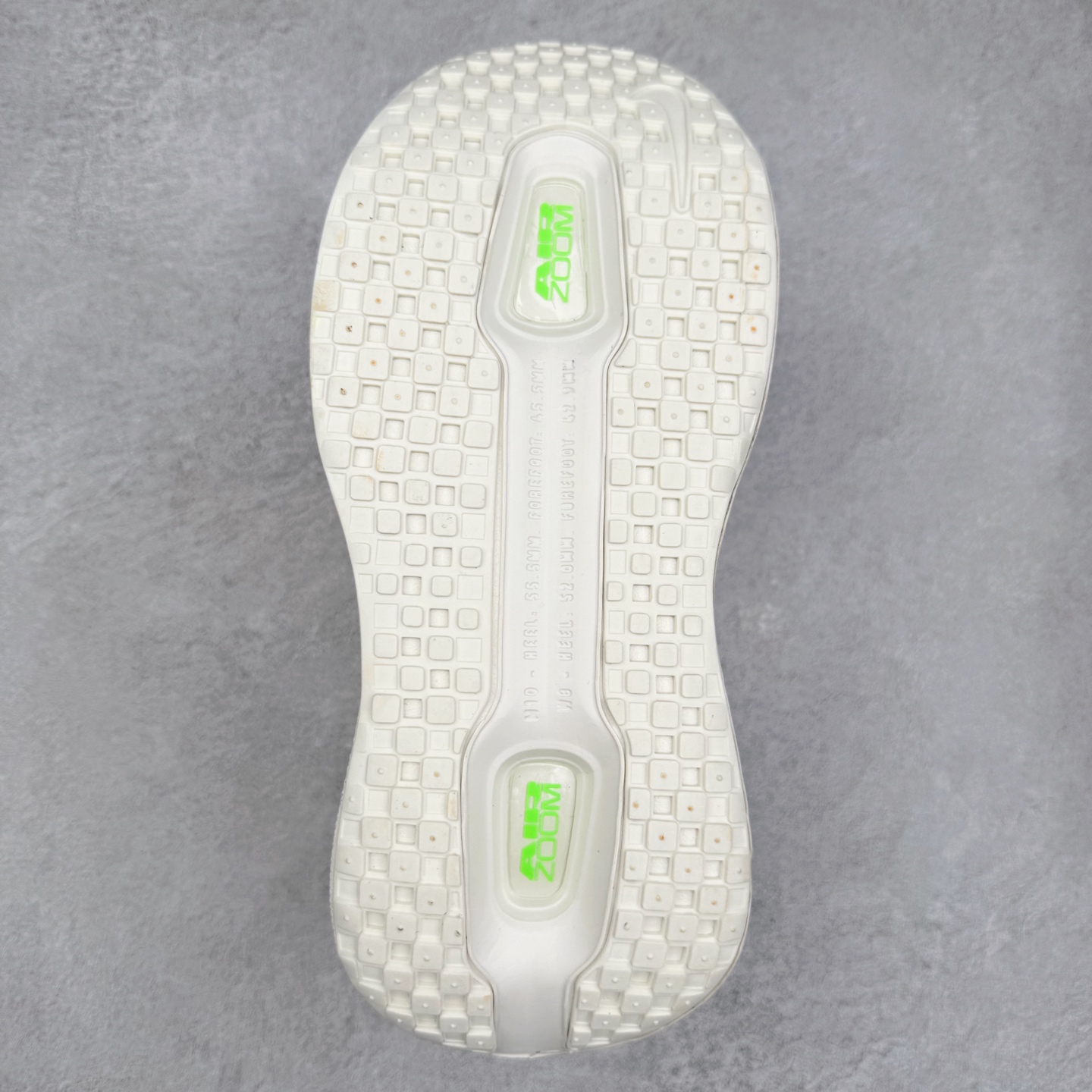 图片[9]-NK Pegasus Premium 飞马全掌气垫跑步运动鞋 HQ2592-100 气垫的究极进化 NIKE 2025S 新王炸 • 在特有Air科技加持下，耐克带来全新Pegasus Premium。这款跑鞋在传承耐克飞马（Pegasus）系列标志性的缓震功能的同时，将首次搭载耐克的塑型可视化Air Zoom气垫单元。• 塑型Air Zoom气垫单元贴合脚部的自然轮廓，帮助跑者在从后跟到脚趾的过渡中能够有效传递力量，带来一种前所未有的轻盈、顺畅回馈体验。中底采用ZoomX泡绵，后跟则使用ReactX泡绵，为跑者提供稳定流畅的推进感。• 塑型可视化Air Zoom气垫单元和精心配置的泡绵组合，让Pegasus Premium成为耐克飞马系列中颇具能量回馈的鞋款。• 全新Pegasus Premium不仅展示了耐克势头强劲的创新周期，证明了其特有的Air科技的强大实力，更体现了耐克倾听和服务运动员的能力。尺码：36 36.5 37.5 38 38.5 39 40 40.5 41 42 42.5 43 44 44.5 45-选品中心