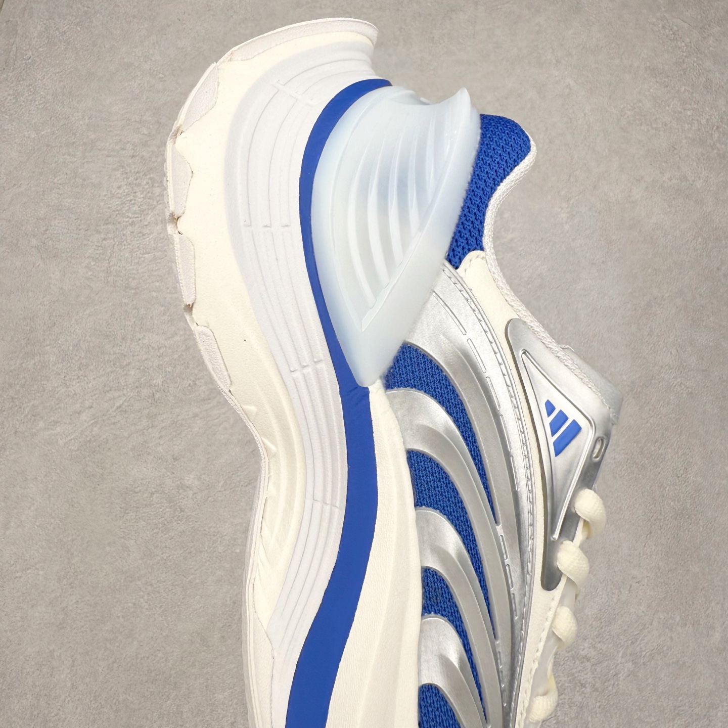 图片[6]-AD XLG MTW系列 舒适百搭防滑耐磨低帮跑步鞋老爹鞋 JS1502 鞋面采用贯穿式银条 完整的线条流畅度带来充分的视觉享受 鞋舌若隐若现的LOGO充满神秘感 夸张的鞋后跟幅度设计 线条感延伸至后跟标志三条杆彰显adidas调性 中底采用LIGHT STRIKE科技 在满足穿搭属性的同时提供舒适的脚感 完整的流线型设计语言 从鞋面贯穿到鞋底以及鞋花纹路 颜值与实力兼具 秀场与日常皆融 未来已来 让我们继续期待 实拍调校N版已经零色差零失真 百分百还原实物色彩所见即所得 不存在货不对板色差等低级问题 选购参考实物拍摄 不混卖不参货 只用心做好货严格选品 承诺混一赔十 尺码：36 36.5 37.5 38 38.5 39 40 40.5 41 42 42.5 43 44 44.5 45-选品中心