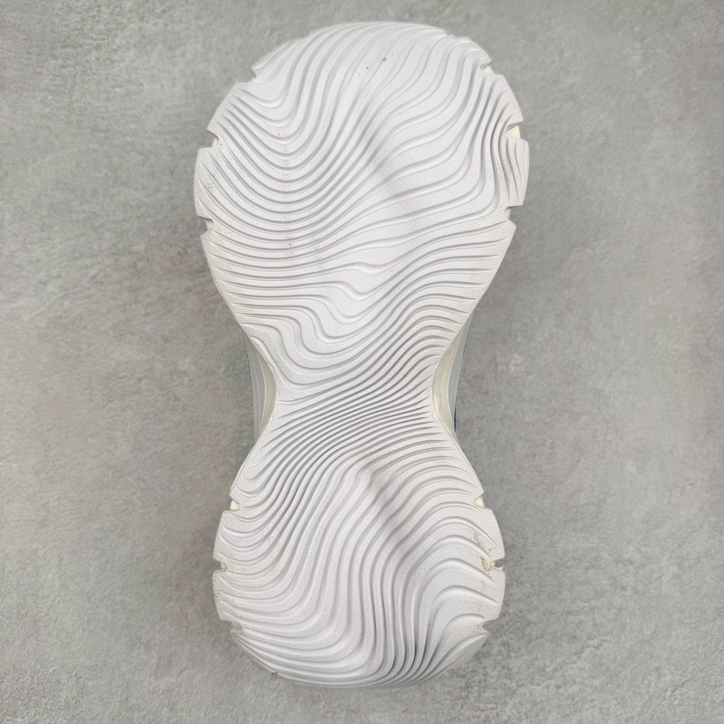 图片[9]-AD XLG MTW系列 舒适百搭防滑耐磨低帮跑步鞋老爹鞋 JS1502 鞋面采用贯穿式银条 完整的线条流畅度带来充分的视觉享受 鞋舌若隐若现的LOGO充满神秘感 夸张的鞋后跟幅度设计 线条感延伸至后跟标志三条杆彰显adidas调性 中底采用LIGHT STRIKE科技 在满足穿搭属性的同时提供舒适的脚感 完整的流线型设计语言 从鞋面贯穿到鞋底以及鞋花纹路 颜值与实力兼具 秀场与日常皆融 未来已来 让我们继续期待 实拍调校N版已经零色差零失真 百分百还原实物色彩所见即所得 不存在货不对板色差等低级问题 选购参考实物拍摄 不混卖不参货 只用心做好货严格选品 承诺混一赔十 尺码：36 36.5 37.5 38 38.5 39 40 40.5 41 42 42.5 43 44 44.5 45-选品中心