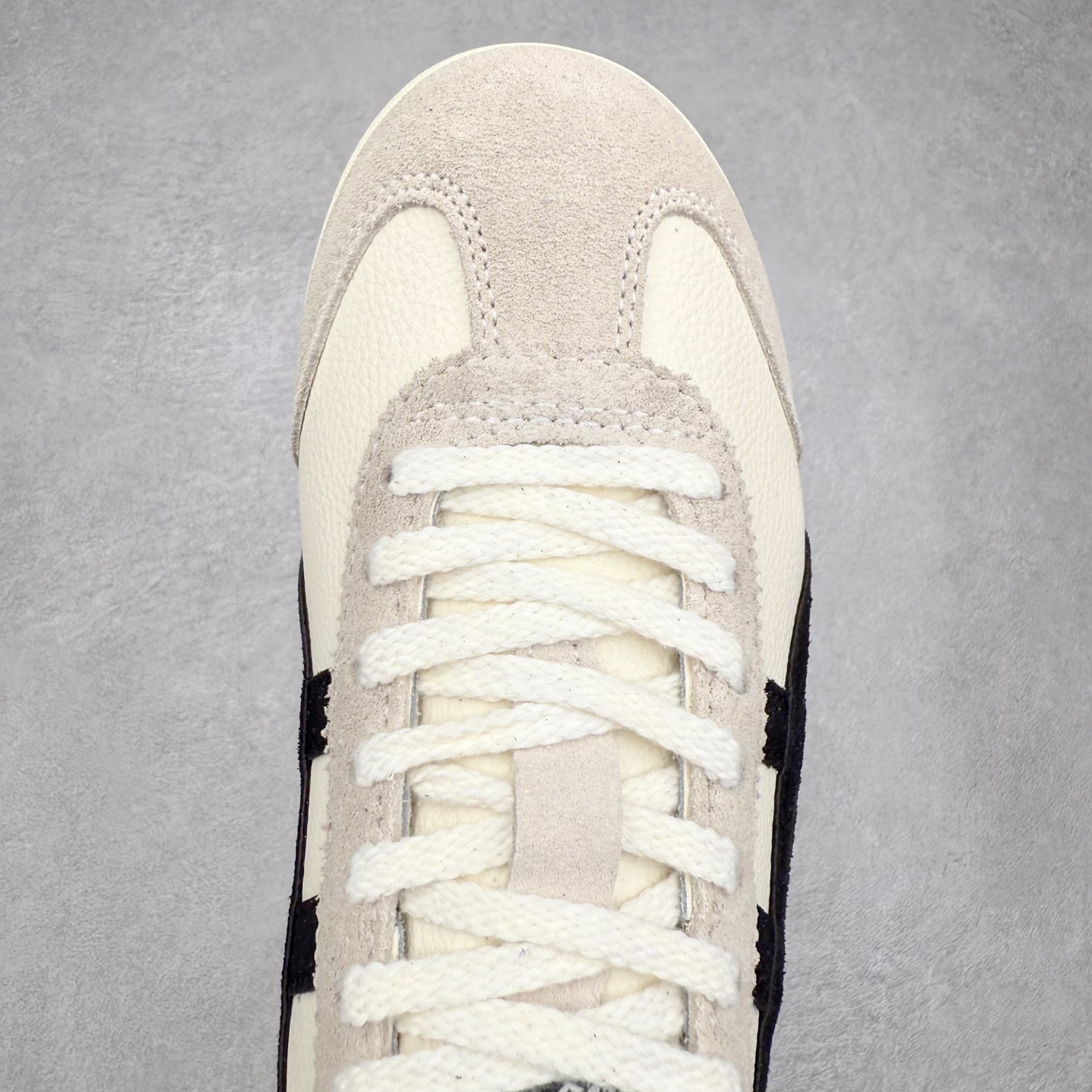 图片[4]-＃纯原福利 Asics Onitsuka Tiger MEXICO 66 亚瑟士鬼冢虎复古经典板鞋 市场最强版本 原厂牛津布加持 海外订单工厂出品 超成熟稳定的做工品控 原装全套纸板楦头开发 原汁原味 完美呈现版型 私模正确鞋底咬花纹路 一比一鞋头弧度高度鞋身弧度 绝不口嗨 细节品控鞋型随意秒杀市面 原档咬花纹路私模大底 一个单元有六个三角形 总体形拼接呈现花瓣状 官方四联吊牌 原装Ortholite轻量化鞋垫 原盒原配 质保卡 说明书 钢印防尘纸 纸板中底带钢印 乳胶组合鞋垫 支持全方位的对比专柜 产品从款式颜色造型上体现出追求舒适和细节的完美 鞋类更是推崇手工制作的严谨与完美 融舒适性与可穿性的设计风格 注重细节的完美和别致魅力 既保持稳重 又不失轻松的时尚感 尺码：36 37 37.5 38 39 39.5 40 40.5 41.5 42 42.5 43.5 44 45-选品中心