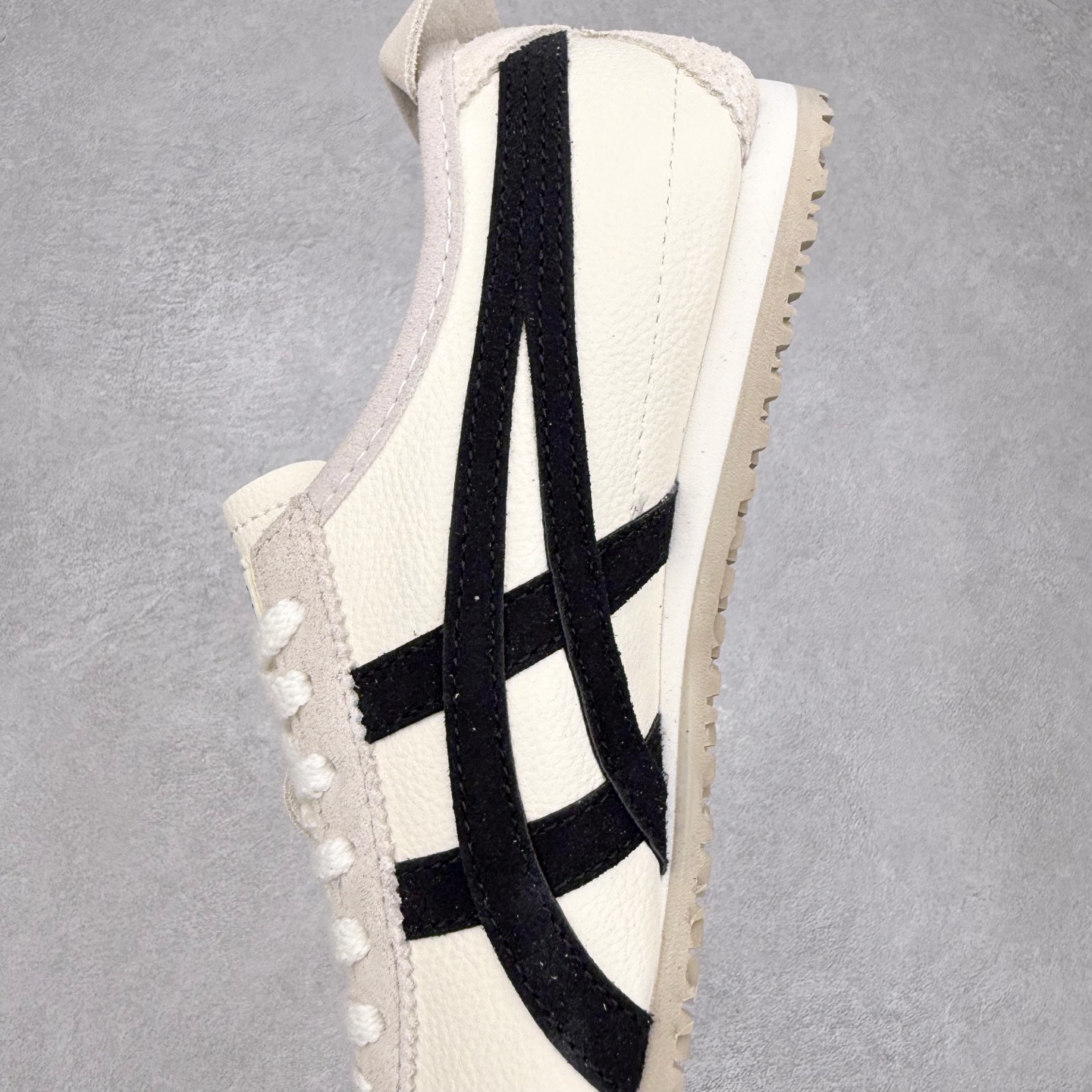 图片[7]-＃纯原福利 Asics Onitsuka Tiger MEXICO 66 亚瑟士鬼冢虎复古经典板鞋 市场最强版本 原厂牛津布加持 海外订单工厂出品 超成熟稳定的做工品控 原装全套纸板楦头开发 原汁原味 完美呈现版型 私模正确鞋底咬花纹路 一比一鞋头弧度高度鞋身弧度 绝不口嗨 细节品控鞋型随意秒杀市面 原档咬花纹路私模大底 一个单元有六个三角形 总体形拼接呈现花瓣状 官方四联吊牌 原装Ortholite轻量化鞋垫 原盒原配 质保卡 说明书 钢印防尘纸 纸板中底带钢印 乳胶组合鞋垫 支持全方位的对比专柜 产品从款式颜色造型上体现出追求舒适和细节的完美 鞋类更是推崇手工制作的严谨与完美 融舒适性与可穿性的设计风格 注重细节的完美和别致魅力 既保持稳重 又不失轻松的时尚感 尺码：36 37 37.5 38 39 39.5 40 40.5 41.5 42 42.5 43.5 44 45-选品中心