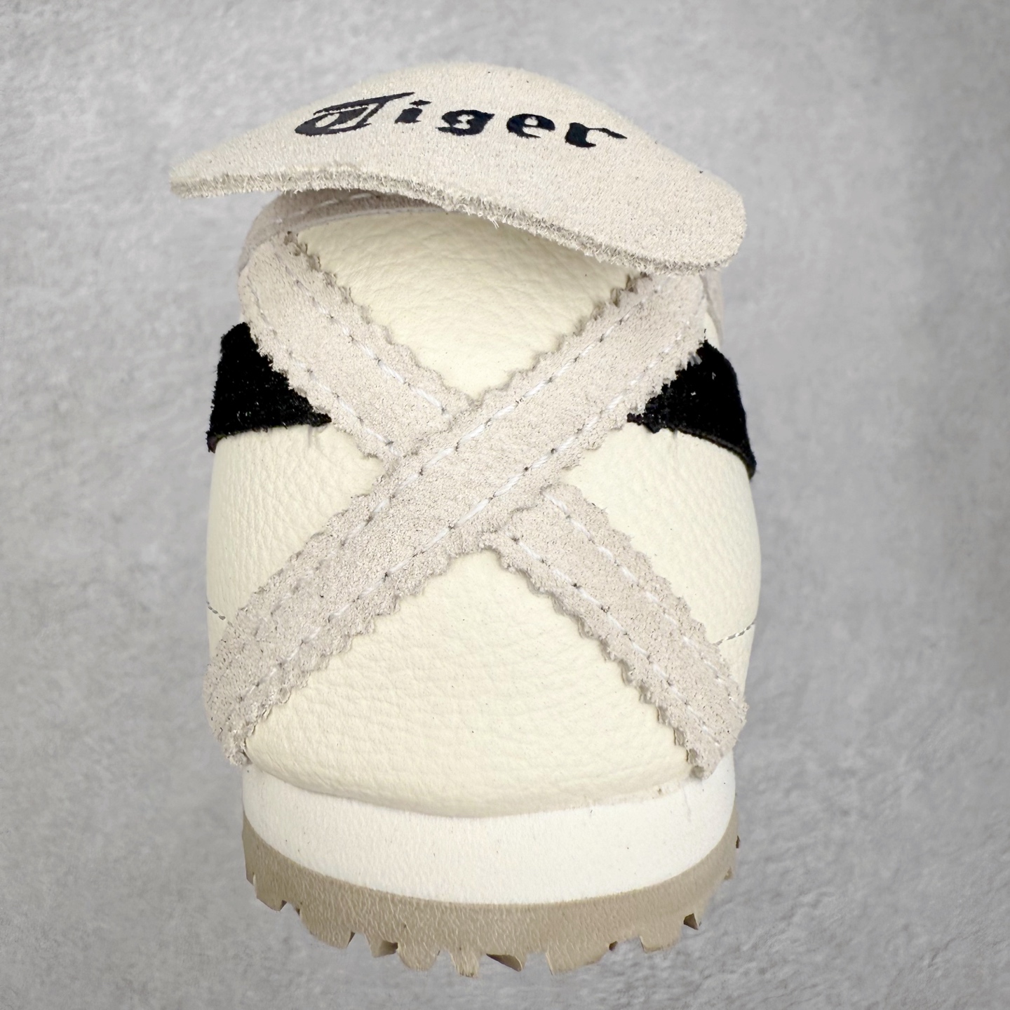 图片[8]-＃纯原福利 Asics Onitsuka Tiger MEXICO 66 亚瑟士鬼冢虎复古经典板鞋 市场最强版本 原厂牛津布加持 海外订单工厂出品 超成熟稳定的做工品控 原装全套纸板楦头开发 原汁原味 完美呈现版型 私模正确鞋底咬花纹路 一比一鞋头弧度高度鞋身弧度 绝不口嗨 细节品控鞋型随意秒杀市面 原档咬花纹路私模大底 一个单元有六个三角形 总体形拼接呈现花瓣状 官方四联吊牌 原装Ortholite轻量化鞋垫 原盒原配 质保卡 说明书 钢印防尘纸 纸板中底带钢印 乳胶组合鞋垫 支持全方位的对比专柜 产品从款式颜色造型上体现出追求舒适和细节的完美 鞋类更是推崇手工制作的严谨与完美 融舒适性与可穿性的设计风格 注重细节的完美和别致魅力 既保持稳重 又不失轻松的时尚感 尺码：36 37 37.5 38 39 39.5 40 40.5 41.5 42 42.5 43.5 44 45-选品中心