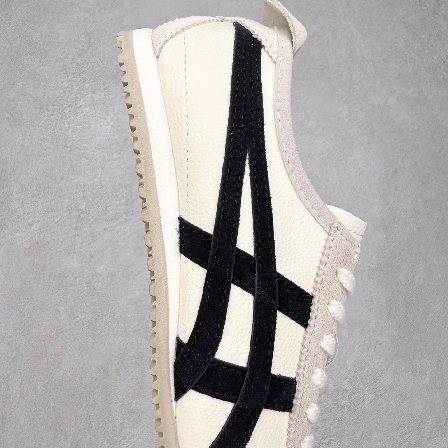 图片[6]-＃纯原福利 Asics Onitsuka Tiger MEXICO 66 亚瑟士鬼冢虎复古经典板鞋 市场最强版本 原厂牛津布加持 海外订单工厂出品 超成熟稳定的做工品控 原装全套纸板楦头开发 原汁原味 完美呈现版型 私模正确鞋底咬花纹路 一比一鞋头弧度高度鞋身弧度 绝不口嗨 细节品控鞋型随意秒杀市面 原档咬花纹路私模大底 一个单元有六个三角形 总体形拼接呈现花瓣状 官方四联吊牌 原装Ortholite轻量化鞋垫 原盒原配 质保卡 说明书 钢印防尘纸 纸板中底带钢印 乳胶组合鞋垫 支持全方位的对比专柜 产品从款式颜色造型上体现出追求舒适和细节的完美 鞋类更是推崇手工制作的严谨与完美 融舒适性与可穿性的设计风格 注重细节的完美和别致魅力 既保持稳重 又不失轻松的时尚感 尺码：36 37 37.5 38 39 39.5 40 40.5 41.5 42 42.5 43.5 44 45-选品中心