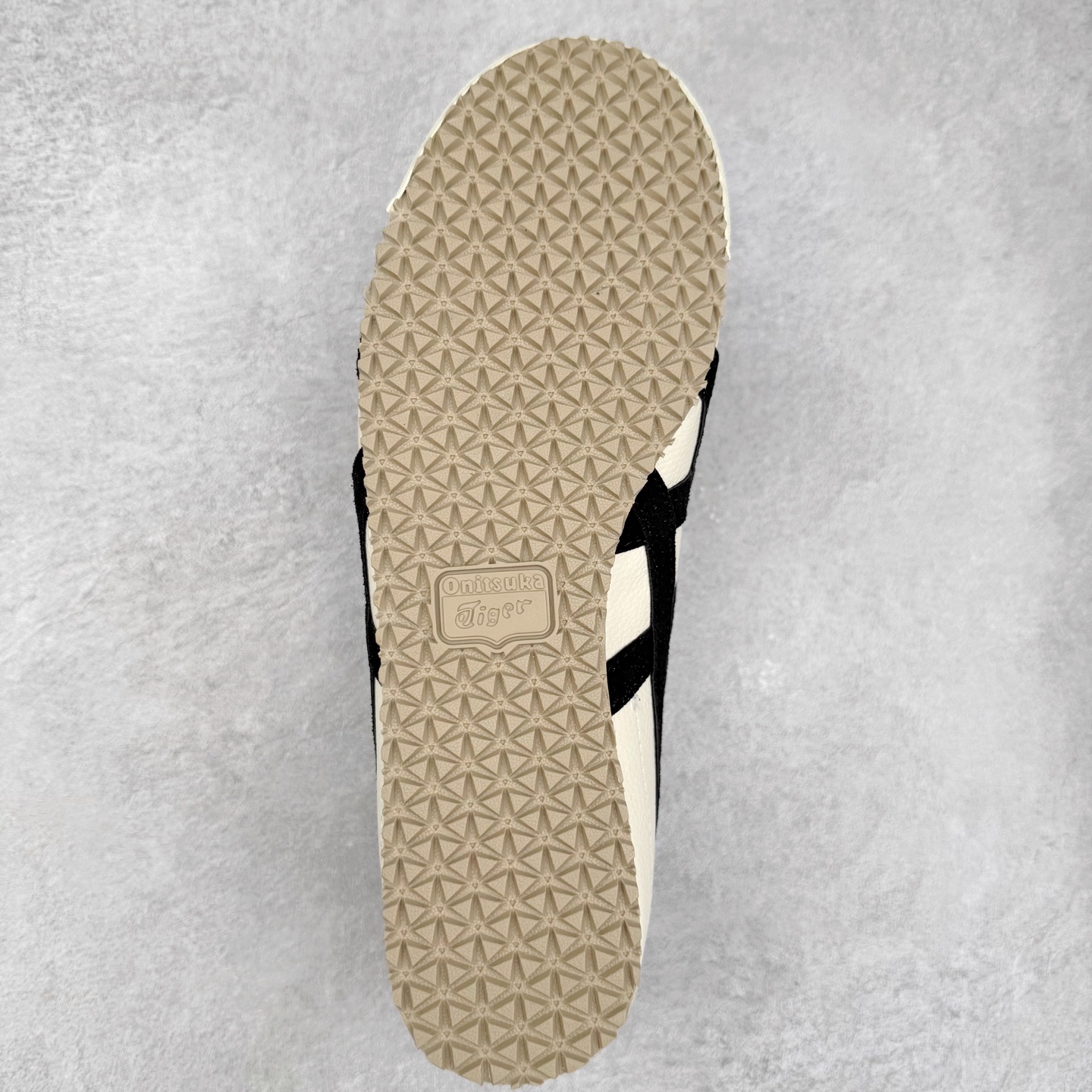 图片[9]-＃纯原福利 Asics Onitsuka Tiger MEXICO 66 亚瑟士鬼冢虎复古经典板鞋 市场最强版本 原厂牛津布加持 海外订单工厂出品 超成熟稳定的做工品控 原装全套纸板楦头开发 原汁原味 完美呈现版型 私模正确鞋底咬花纹路 一比一鞋头弧度高度鞋身弧度 绝不口嗨 细节品控鞋型随意秒杀市面 原档咬花纹路私模大底 一个单元有六个三角形 总体形拼接呈现花瓣状 官方四联吊牌 原装Ortholite轻量化鞋垫 原盒原配 质保卡 说明书 钢印防尘纸 纸板中底带钢印 乳胶组合鞋垫 支持全方位的对比专柜 产品从款式颜色造型上体现出追求舒适和细节的完美 鞋类更是推崇手工制作的严谨与完美 融舒适性与可穿性的设计风格 注重细节的完美和别致魅力 既保持稳重 又不失轻松的时尚感 尺码：36 37 37.5 38 39 39.5 40 40.5 41.5 42 42.5 43.5 44 45-选品中心