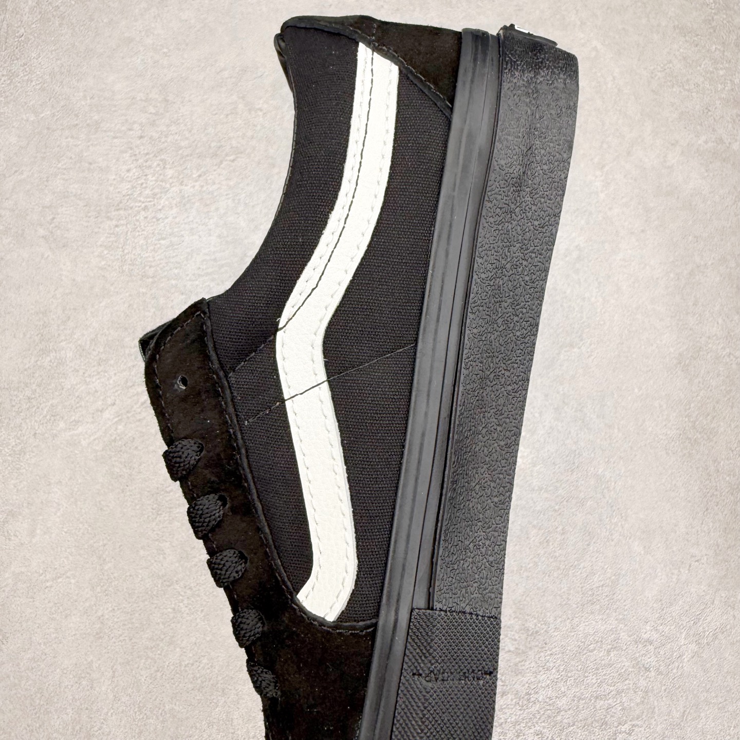 图片[7]-Vans Sk8-Low 黑武士 范斯复古休闲硫化帆布鞋 鞋款以黑色麂皮搭配帆布鞋面打造整体鞋身 减震EVA鞋垫装置增强脚感体验 以SK8-Low鞋身为蓝本 黑武士风格极具辨识度 复古又百搭 货号：VN0A5KXDBLA 尺码：35 36 36.5 37 38 38.5 39 40 40.5 41 42 42.5 43 44-选品中心