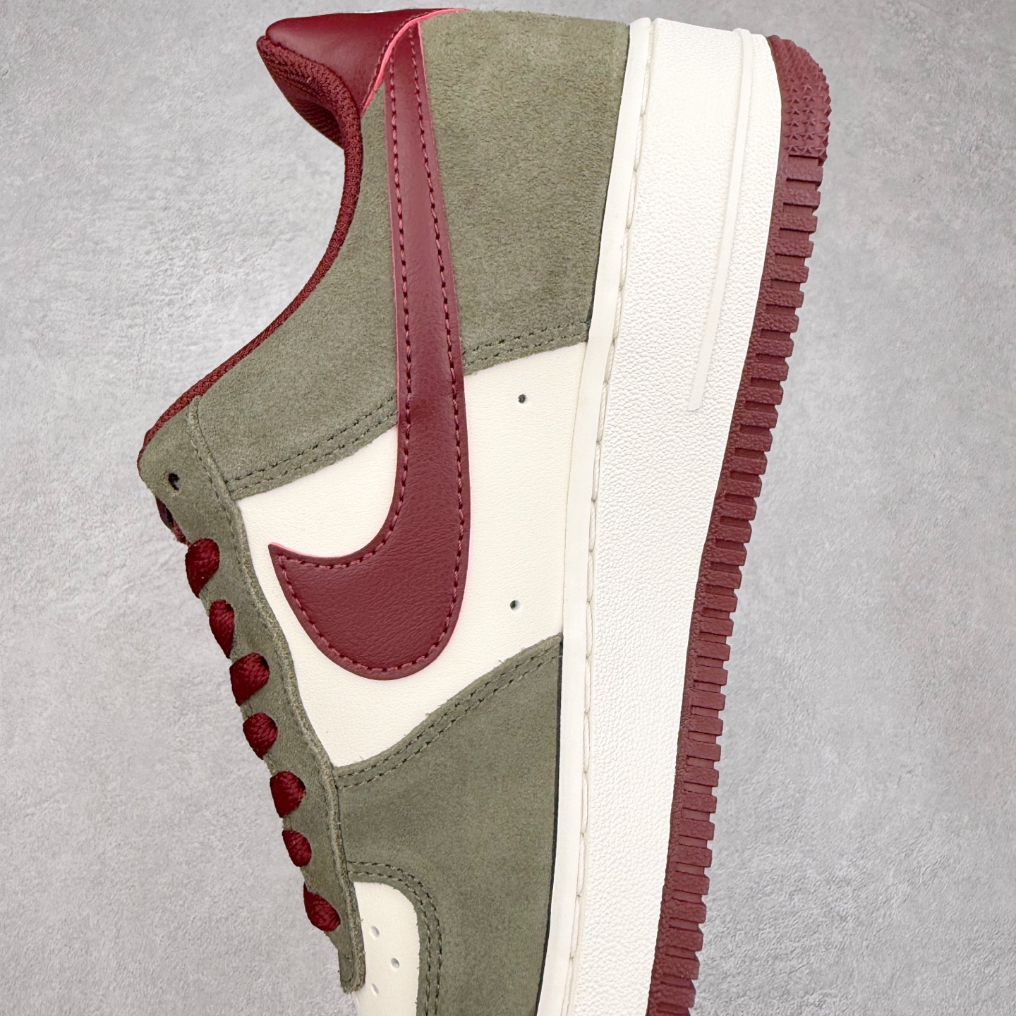 图片[7]-＃XT纯原 NK Air Force 1 Low 空军一号时尚舒适防滑耐磨低帮板鞋 FQ8714-302 顶级批次 2022全新楦头鞋型 鱼鳞大底 历时开发三个月 清洁度完美 二维码鞋标 内置芯片及solo气垫 大底高度及其弧度依照正品 钢印 logo刺绣 鞋口弧度 鞋头长度 鞋面冲孔 鞋垫背胶及钢印 完美鞋型对比正品 每一处都是细节满满 柔软、弹性十足的缓震性能和出色的中底设计 横跨复古与现代的外型结合 造就出风靡全球 三十多年的Force 1 直到今天还深受青睐 实拍调校N版已经零色差零失真 百分百还原实物色彩所见即所得 不存在货不对板色差等低级问题 选购参考实物拍摄 不混卖不参货 只用心做好货严格选品 承诺混一赔十 尺码：36 36.5 37.5 38 38.5 39 40 40.5 41 42 42.5 43 44 44.5 45-选品中心