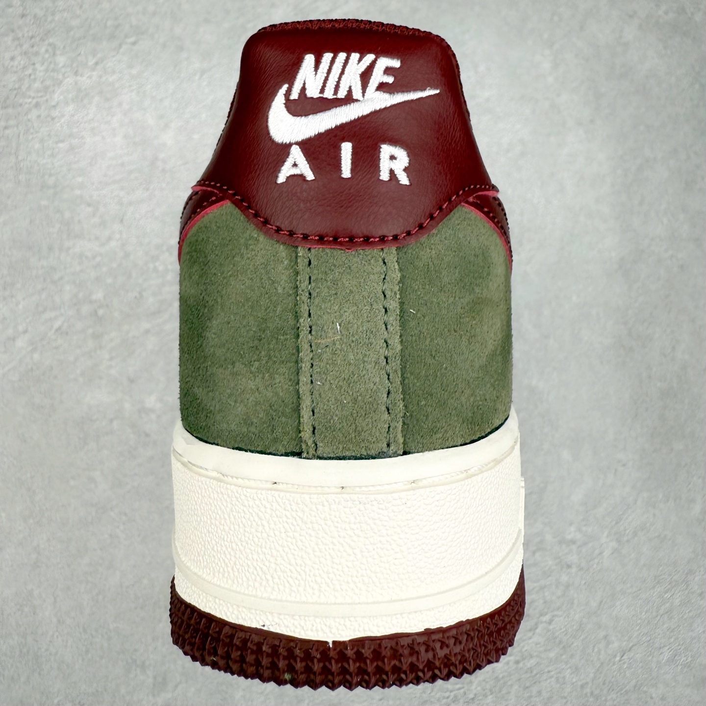 图片[8]-＃XT纯原 NK Air Force 1 Low 空军一号时尚舒适防滑耐磨低帮板鞋 FQ8714-302 顶级批次 2022全新楦头鞋型 鱼鳞大底 历时开发三个月 清洁度完美 二维码鞋标 内置芯片及solo气垫 大底高度及其弧度依照正品 钢印 logo刺绣 鞋口弧度 鞋头长度 鞋面冲孔 鞋垫背胶及钢印 完美鞋型对比正品 每一处都是细节满满 柔软、弹性十足的缓震性能和出色的中底设计 横跨复古与现代的外型结合 造就出风靡全球 三十多年的Force 1 直到今天还深受青睐 实拍调校N版已经零色差零失真 百分百还原实物色彩所见即所得 不存在货不对板色差等低级问题 选购参考实物拍摄 不混卖不参货 只用心做好货严格选品 承诺混一赔十 尺码：36 36.5 37.5 38 38.5 39 40 40.5 41 42 42.5 43 44 44.5 45-选品中心