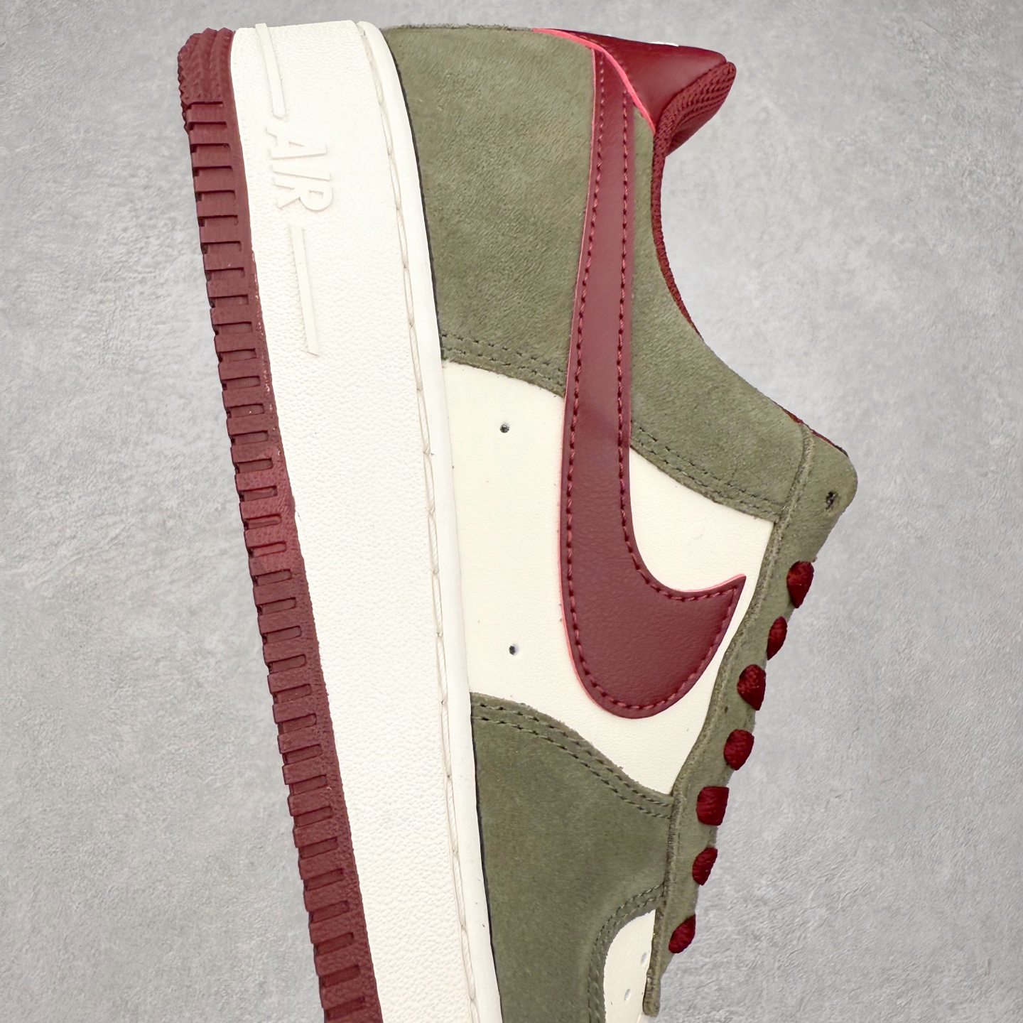 图片[6]-＃XT纯原 NK Air Force 1 Low 空军一号时尚舒适防滑耐磨低帮板鞋 FQ8714-302 顶级批次 2022全新楦头鞋型 鱼鳞大底 历时开发三个月 清洁度完美 二维码鞋标 内置芯片及solo气垫 大底高度及其弧度依照正品 钢印 logo刺绣 鞋口弧度 鞋头长度 鞋面冲孔 鞋垫背胶及钢印 完美鞋型对比正品 每一处都是细节满满 柔软、弹性十足的缓震性能和出色的中底设计 横跨复古与现代的外型结合 造就出风靡全球 三十多年的Force 1 直到今天还深受青睐 实拍调校N版已经零色差零失真 百分百还原实物色彩所见即所得 不存在货不对板色差等低级问题 选购参考实物拍摄 不混卖不参货 只用心做好货严格选品 承诺混一赔十 尺码：36 36.5 37.5 38 38.5 39 40 40.5 41 42 42.5 43 44 44.5 45-选品中心