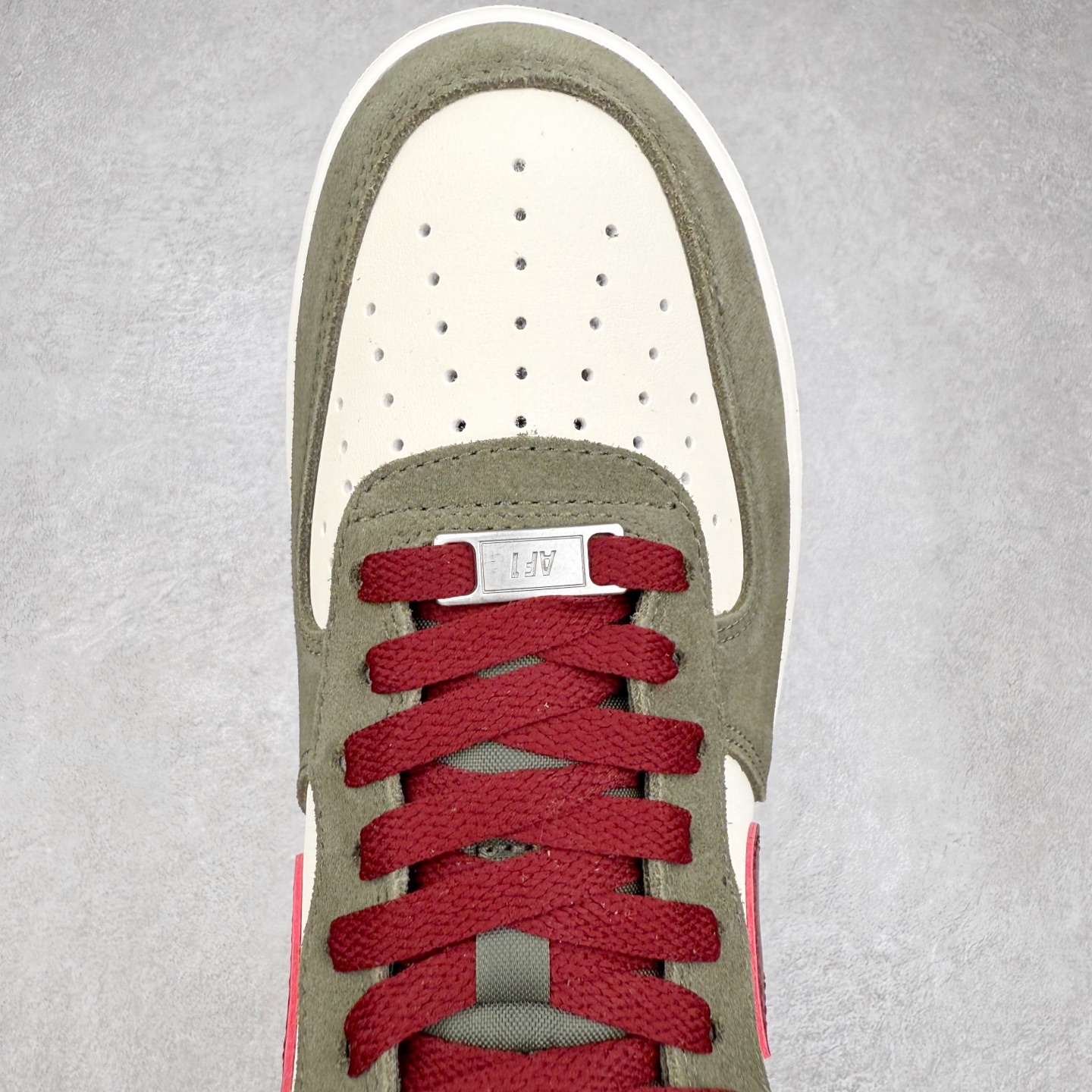 图片[4]-＃XT纯原 NK Air Force 1 Low 空军一号时尚舒适防滑耐磨低帮板鞋 FQ8714-302 顶级批次 2022全新楦头鞋型 鱼鳞大底 历时开发三个月 清洁度完美 二维码鞋标 内置芯片及solo气垫 大底高度及其弧度依照正品 钢印 logo刺绣 鞋口弧度 鞋头长度 鞋面冲孔 鞋垫背胶及钢印 完美鞋型对比正品 每一处都是细节满满 柔软、弹性十足的缓震性能和出色的中底设计 横跨复古与现代的外型结合 造就出风靡全球 三十多年的Force 1 直到今天还深受青睐 实拍调校N版已经零色差零失真 百分百还原实物色彩所见即所得 不存在货不对板色差等低级问题 选购参考实物拍摄 不混卖不参货 只用心做好货严格选品 承诺混一赔十 尺码：36 36.5 37.5 38 38.5 39 40 40.5 41 42 42.5 43 44 44.5 45-选品中心