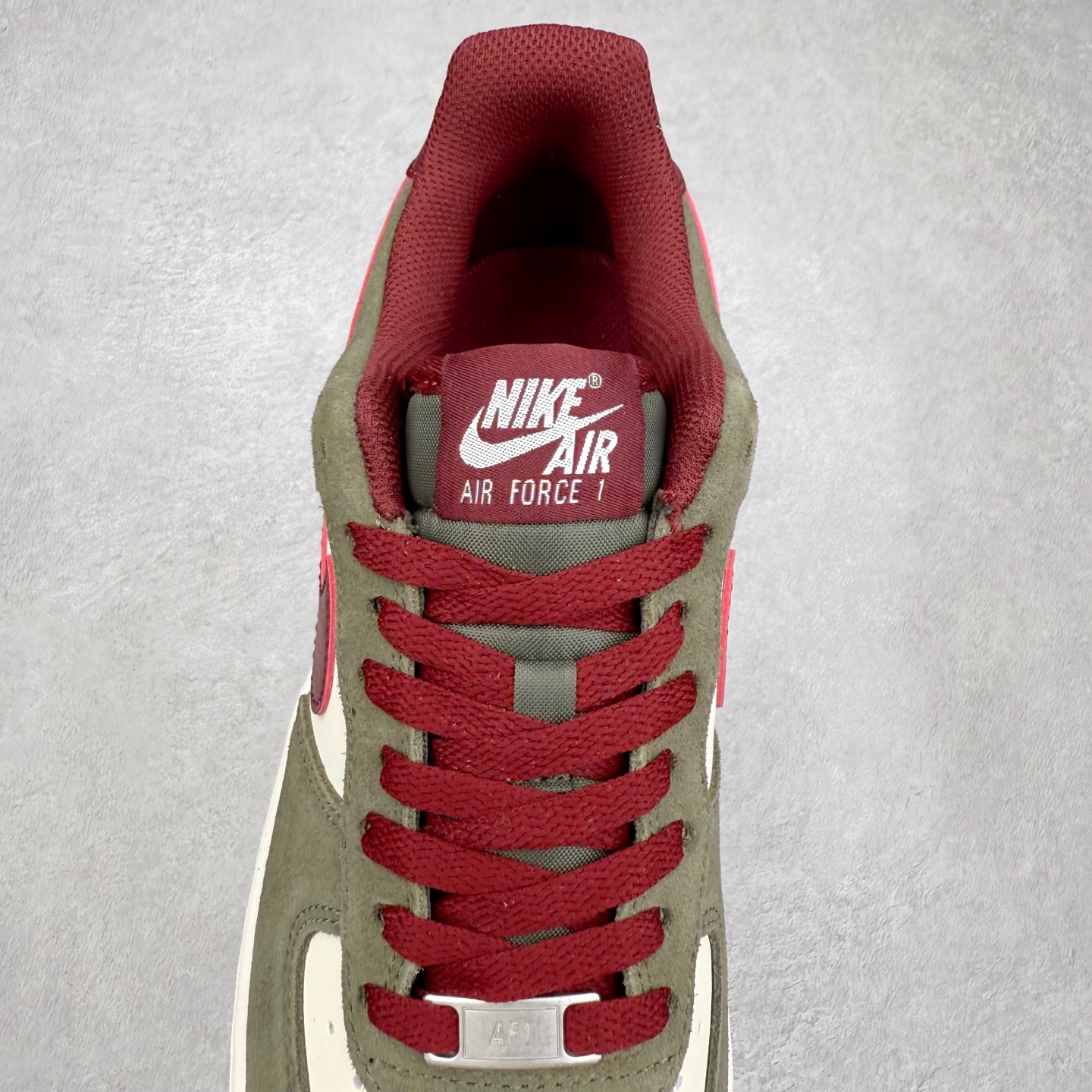 图片[5]-＃XT纯原 NK Air Force 1 Low 空军一号时尚舒适防滑耐磨低帮板鞋 FQ8714-302 顶级批次 2022全新楦头鞋型 鱼鳞大底 历时开发三个月 清洁度完美 二维码鞋标 内置芯片及solo气垫 大底高度及其弧度依照正品 钢印 logo刺绣 鞋口弧度 鞋头长度 鞋面冲孔 鞋垫背胶及钢印 完美鞋型对比正品 每一处都是细节满满 柔软、弹性十足的缓震性能和出色的中底设计 横跨复古与现代的外型结合 造就出风靡全球 三十多年的Force 1 直到今天还深受青睐 实拍调校N版已经零色差零失真 百分百还原实物色彩所见即所得 不存在货不对板色差等低级问题 选购参考实物拍摄 不混卖不参货 只用心做好货严格选品 承诺混一赔十 尺码：36 36.5 37.5 38 38.5 39 40 40.5 41 42 42.5 43 44 44.5 45-选品中心