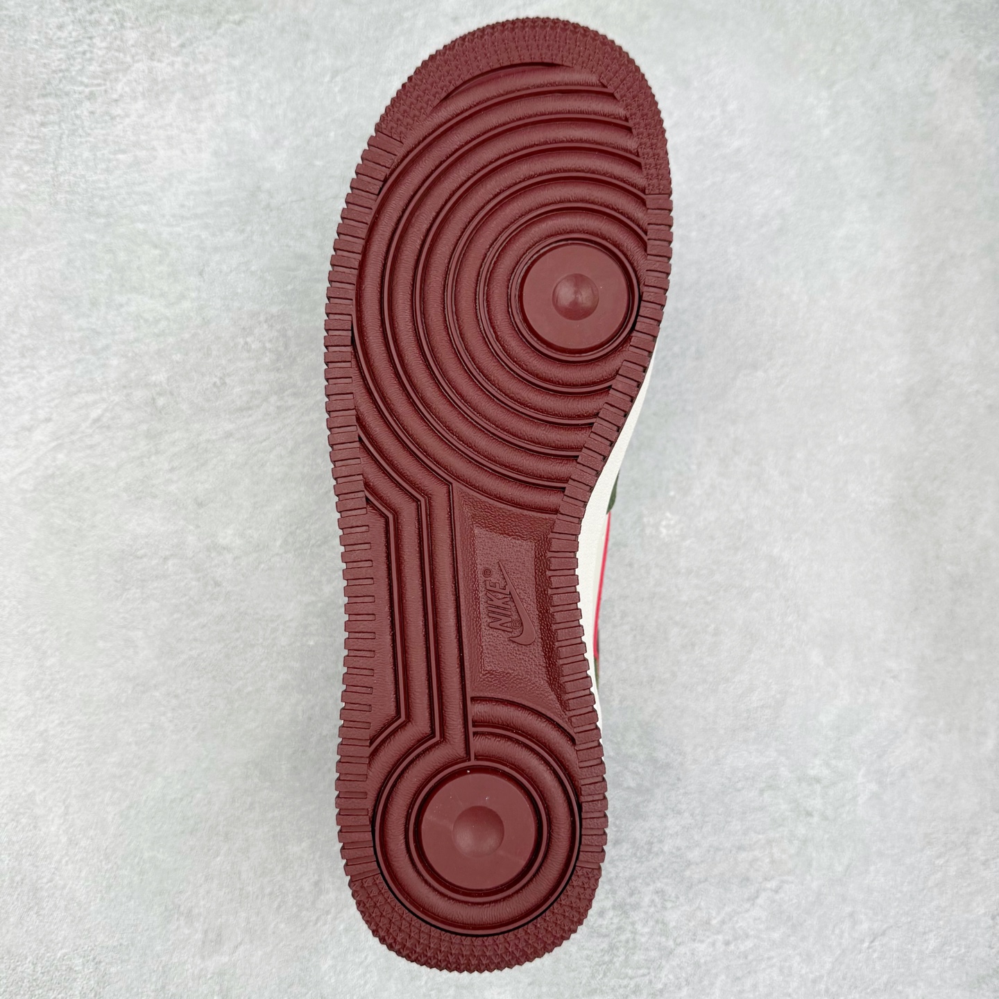 图片[9]-＃XT纯原 NK Air Force 1 Low 空军一号时尚舒适防滑耐磨低帮板鞋 FQ8714-302 顶级批次 2022全新楦头鞋型 鱼鳞大底 历时开发三个月 清洁度完美 二维码鞋标 内置芯片及solo气垫 大底高度及其弧度依照正品 钢印 logo刺绣 鞋口弧度 鞋头长度 鞋面冲孔 鞋垫背胶及钢印 完美鞋型对比正品 每一处都是细节满满 柔软、弹性十足的缓震性能和出色的中底设计 横跨复古与现代的外型结合 造就出风靡全球 三十多年的Force 1 直到今天还深受青睐 实拍调校N版已经零色差零失真 百分百还原实物色彩所见即所得 不存在货不对板色差等低级问题 选购参考实物拍摄 不混卖不参货 只用心做好货严格选品 承诺混一赔十 尺码：36 36.5 37.5 38 38.5 39 40 40.5 41 42 42.5 43 44 44.5 45-选品中心