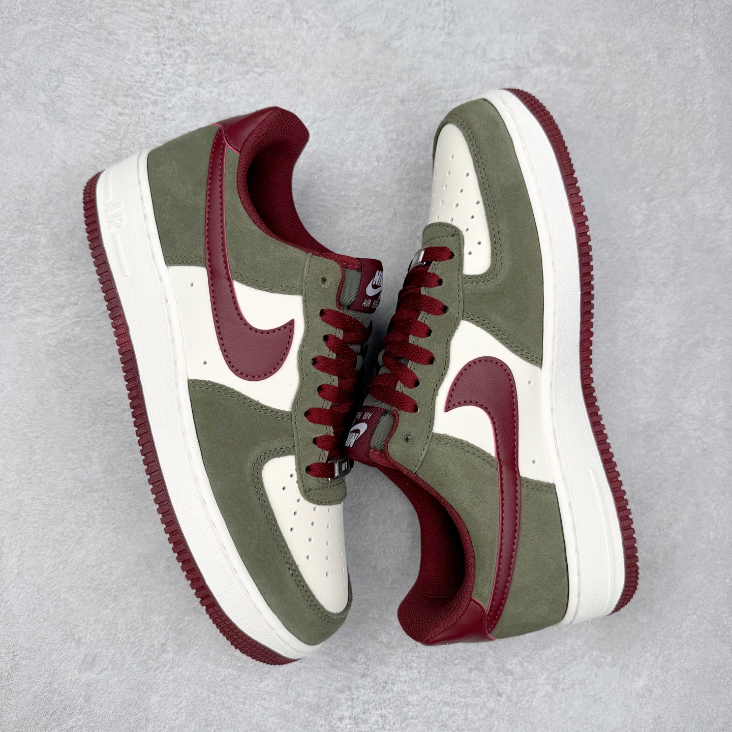 图片[3]-＃XT纯原 NK Air Force 1 Low 空军一号时尚舒适防滑耐磨低帮板鞋 FQ8714-302 顶级批次 2022全新楦头鞋型 鱼鳞大底 历时开发三个月 清洁度完美 二维码鞋标 内置芯片及solo气垫 大底高度及其弧度依照正品 钢印 logo刺绣 鞋口弧度 鞋头长度 鞋面冲孔 鞋垫背胶及钢印 完美鞋型对比正品 每一处都是细节满满 柔软、弹性十足的缓震性能和出色的中底设计 横跨复古与现代的外型结合 造就出风靡全球 三十多年的Force 1 直到今天还深受青睐 实拍调校N版已经零色差零失真 百分百还原实物色彩所见即所得 不存在货不对板色差等低级问题 选购参考实物拍摄 不混卖不参货 只用心做好货严格选品 承诺混一赔十 尺码：36 36.5 37.5 38 38.5 39 40 40.5 41 42 42.5 43 44 44.5 45-选品中心