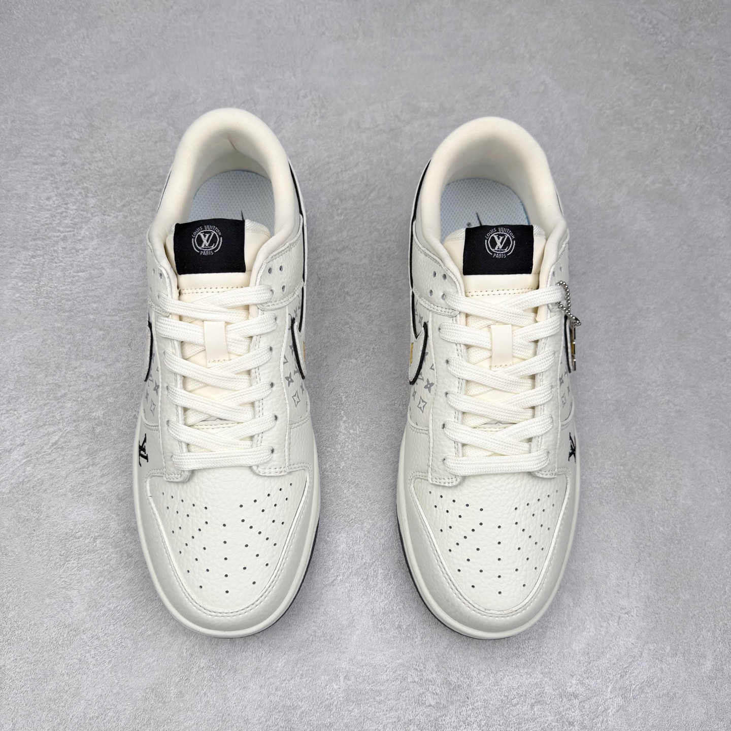 图片[2]-NK Dunk Low 定制配色 SC0601-455 大厂出品 极力推荐 原装头层材料 独家版型蒸餾加工帶來的是更好的视觉和脚感体验大厂纯原品质出货 清洁度 电绣工艺 皮料切割干净无任何毛边 细节完美 实拍调校N版已经零色差零失真 百分百还原实物色彩所见即所得 不存在货不对板色差等低级问题 选购参考实物拍摄 不混卖不参货 只用心做好货严格选品 承诺混一赔十 尺码：36 36.5 37.5 38 38.5 39 40 40.5 41 42 42.5 43 44 44.5 45-选品中心