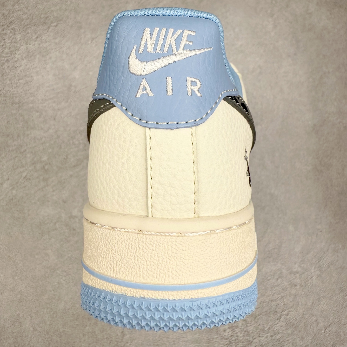 图片[8]-NK Air Force 1´07 Low 空军一号低帮百搭休闲运动板鞋 QW5606-269 柔软、弹性十足的缓震性能和出色的中底设计 横跨复古与现代的外型结合 造就出风靡全球 三十多年的Force 1 直到今天还深受青睐 实拍调校N版已经零色差零失真 百分百还原实物色彩所见即所得 不存在货不对板色差等低级问题 选购参考实物拍摄 不混卖不参货 只用心做好货严格选品 承诺混一赔十 尺码：36 36.5 37.5 38 38.5 39 40 40.5 41 42 42.5 43 44 44.5 45-选品中心