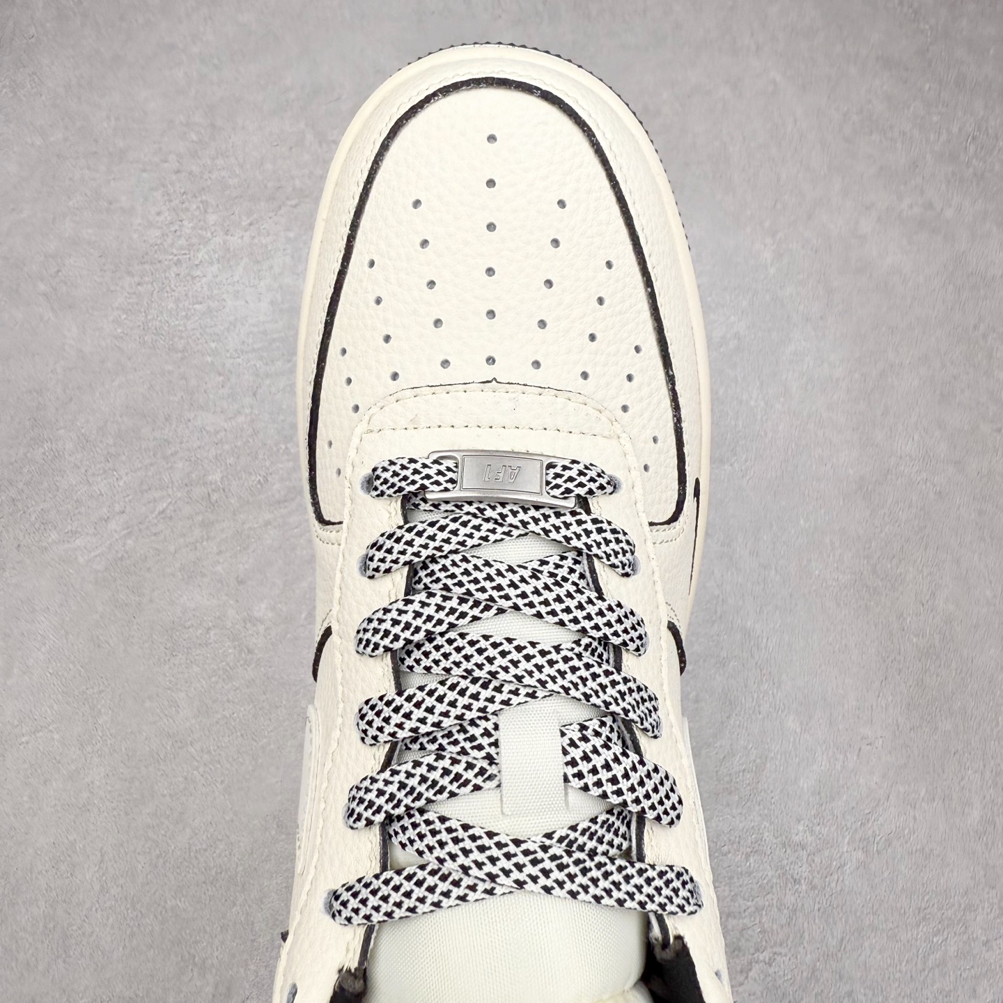 图片[4]-NK Air Force 1´07 Low 空军一号低帮百搭休闲运动板鞋 JP8028-007 柔软、弹性十足的缓震性能和出色的中底设计 横跨复古与现代的外型结合 造就出风靡全球 三十多年的Force 1 直到今天还深受青睐 实拍调校N版已经零色差零失真 百分百还原实物色彩所见即所得 不存在货不对板色差等低级问题 选购参考实物拍摄 不混卖不参货 只用心做好货严格选品 承诺混一赔十 尺码：36 36.5 37.5 38 38.5 39 40 40.5 41 42 42.5 43 44 44.5 45-选品中心