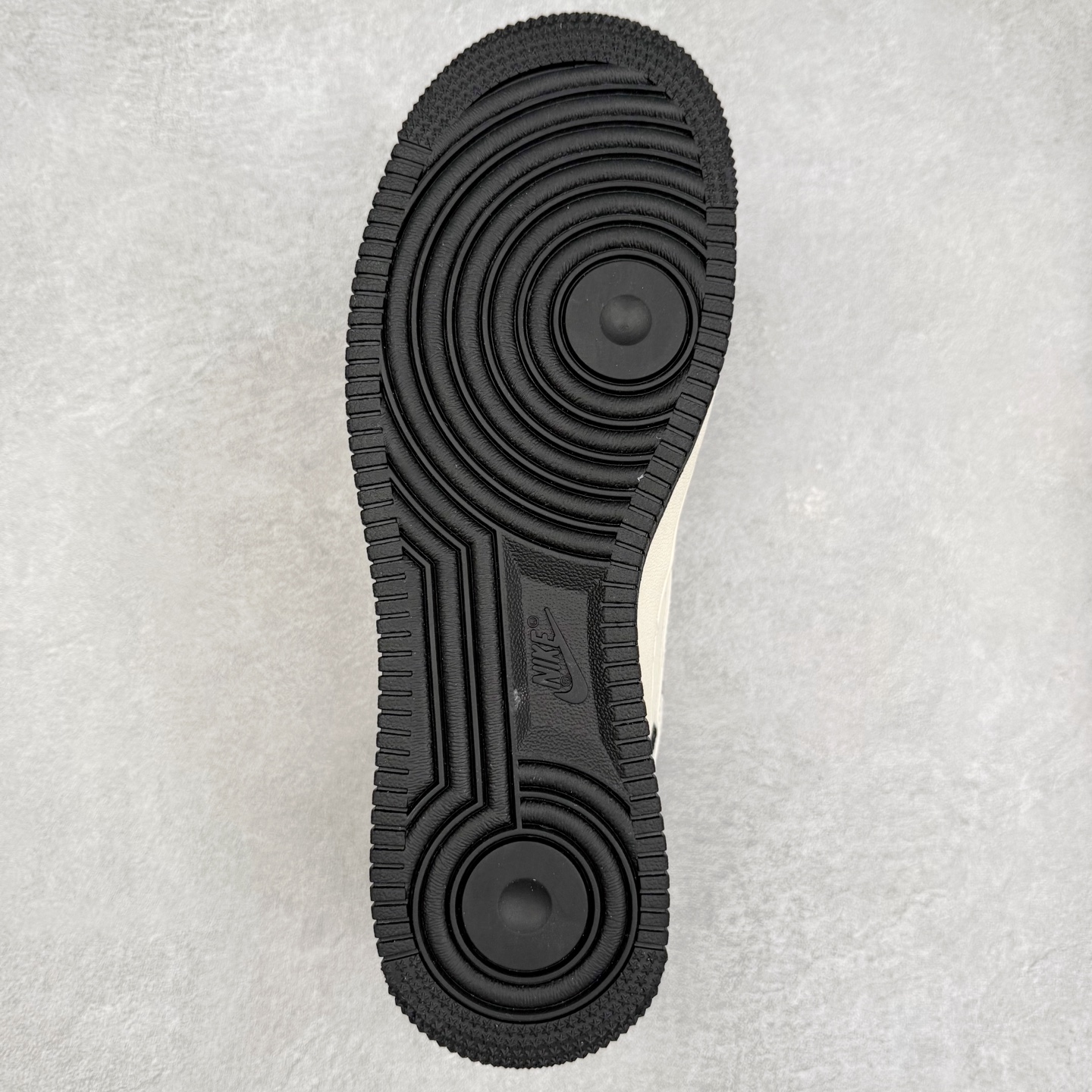 图片[9]-NK Air Force 1´07 Low 空军一号低帮百搭休闲运动板鞋 JP8028-007 柔软、弹性十足的缓震性能和出色的中底设计 横跨复古与现代的外型结合 造就出风靡全球 三十多年的Force 1 直到今天还深受青睐 实拍调校N版已经零色差零失真 百分百还原实物色彩所见即所得 不存在货不对板色差等低级问题 选购参考实物拍摄 不混卖不参货 只用心做好货严格选品 承诺混一赔十 尺码：36 36.5 37.5 38 38.5 39 40 40.5 41 42 42.5 43 44 44.5 45-选品中心