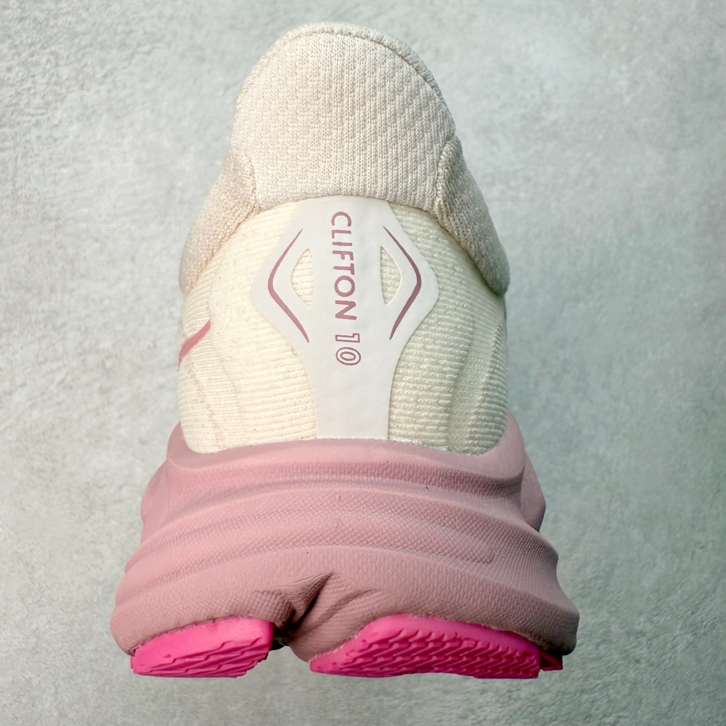 图片[8]-HOKA ONE ONE Clifton 克里夫顿10代专业性能减震公路跑步鞋 轻盈透气的针织网面和纱线的使用让鞋面更挺拔 增强鞋面的强度和支撑性能 搭配柔软的鞋舌 让双脚在舒适包裹中跑的更加畅快 全新泡棉中底 柔软的同时增强回弹性能 为不同跑者提供更平稳流畅的脚感 带来全面的缓冲保护 根据人体工程学设计的延长拉襟 后跟处弹软的海绵填充舒适固定 避免掉跟和摩擦 相比上一代光滑的内衬 Clifton 的内衬增强了摩擦力 避免双脚在鞋内滑动 尺码：36 36.5 37.5 38 38.5 39 40 40.5 41 42 42.5 43 44 44.5 45-选品中心