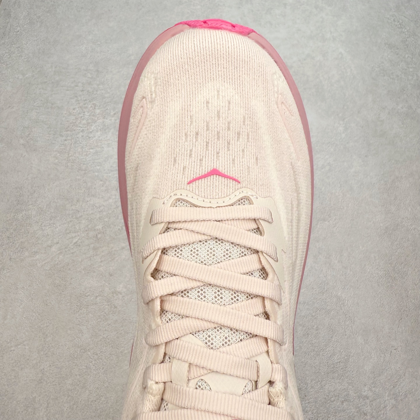 图片[4]-HOKA ONE ONE Clifton 克里夫顿10代专业性能减震公路跑步鞋 轻盈透气的针织网面和纱线的使用让鞋面更挺拔 增强鞋面的强度和支撑性能 搭配柔软的鞋舌 让双脚在舒适包裹中跑的更加畅快 全新泡棉中底 柔软的同时增强回弹性能 为不同跑者提供更平稳流畅的脚感 带来全面的缓冲保护 根据人体工程学设计的延长拉襟 后跟处弹软的海绵填充舒适固定 避免掉跟和摩擦 相比上一代光滑的内衬 Clifton 的内衬增强了摩擦力 避免双脚在鞋内滑动 尺码：36 36.5 37.5 38 38.5 39 40 40.5 41 42 42.5 43 44 44.5 45-选品中心