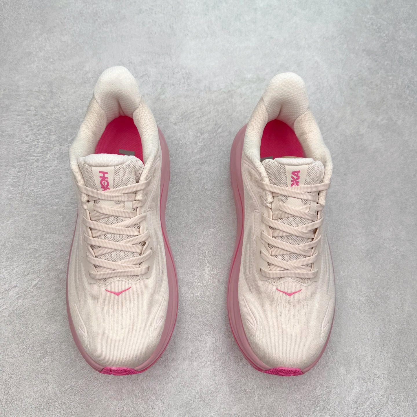 图片[2]-HOKA ONE ONE Clifton 克里夫顿10代专业性能减震公路跑步鞋 轻盈透气的针织网面和纱线的使用让鞋面更挺拔 增强鞋面的强度和支撑性能 搭配柔软的鞋舌 让双脚在舒适包裹中跑的更加畅快 全新泡棉中底 柔软的同时增强回弹性能 为不同跑者提供更平稳流畅的脚感 带来全面的缓冲保护 根据人体工程学设计的延长拉襟 后跟处弹软的海绵填充舒适固定 避免掉跟和摩擦 相比上一代光滑的内衬 Clifton 的内衬增强了摩擦力 避免双脚在鞋内滑动 尺码：36 36.5 37.5 38 38.5 39 40 40.5 41 42 42.5 43 44 44.5 45-选品中心