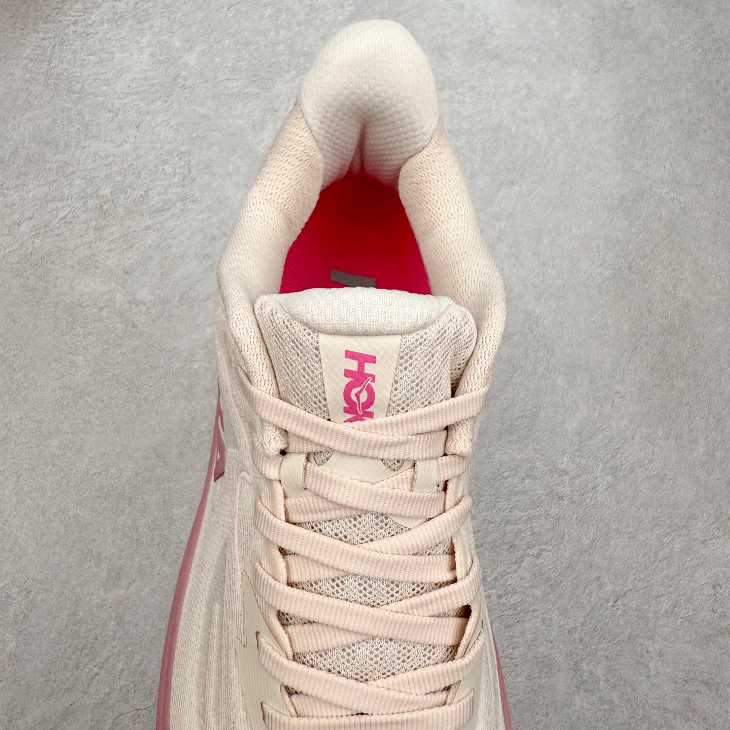 图片[5]-HOKA ONE ONE Clifton 克里夫顿10代专业性能减震公路跑步鞋 轻盈透气的针织网面和纱线的使用让鞋面更挺拔 增强鞋面的强度和支撑性能 搭配柔软的鞋舌 让双脚在舒适包裹中跑的更加畅快 全新泡棉中底 柔软的同时增强回弹性能 为不同跑者提供更平稳流畅的脚感 带来全面的缓冲保护 根据人体工程学设计的延长拉襟 后跟处弹软的海绵填充舒适固定 避免掉跟和摩擦 相比上一代光滑的内衬 Clifton 的内衬增强了摩擦力 避免双脚在鞋内滑动 尺码：36 36.5 37.5 38 38.5 39 40 40.5 41 42 42.5 43 44 44.5 45-选品中心