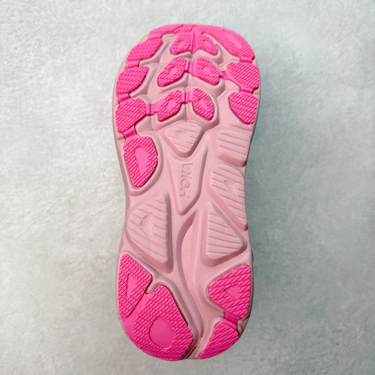 图片[9]-HOKA ONE ONE Clifton 克里夫顿10代专业性能减震公路跑步鞋 轻盈透气的针织网面和纱线的使用让鞋面更挺拔 增强鞋面的强度和支撑性能 搭配柔软的鞋舌 让双脚在舒适包裹中跑的更加畅快 全新泡棉中底 柔软的同时增强回弹性能 为不同跑者提供更平稳流畅的脚感 带来全面的缓冲保护 根据人体工程学设计的延长拉襟 后跟处弹软的海绵填充舒适固定 避免掉跟和摩擦 相比上一代光滑的内衬 Clifton 的内衬增强了摩擦力 避免双脚在鞋内滑动 尺码：36 36.5 37.5 38 38.5 39 40 40.5 41 42 42.5 43 44 44.5 45-选品中心