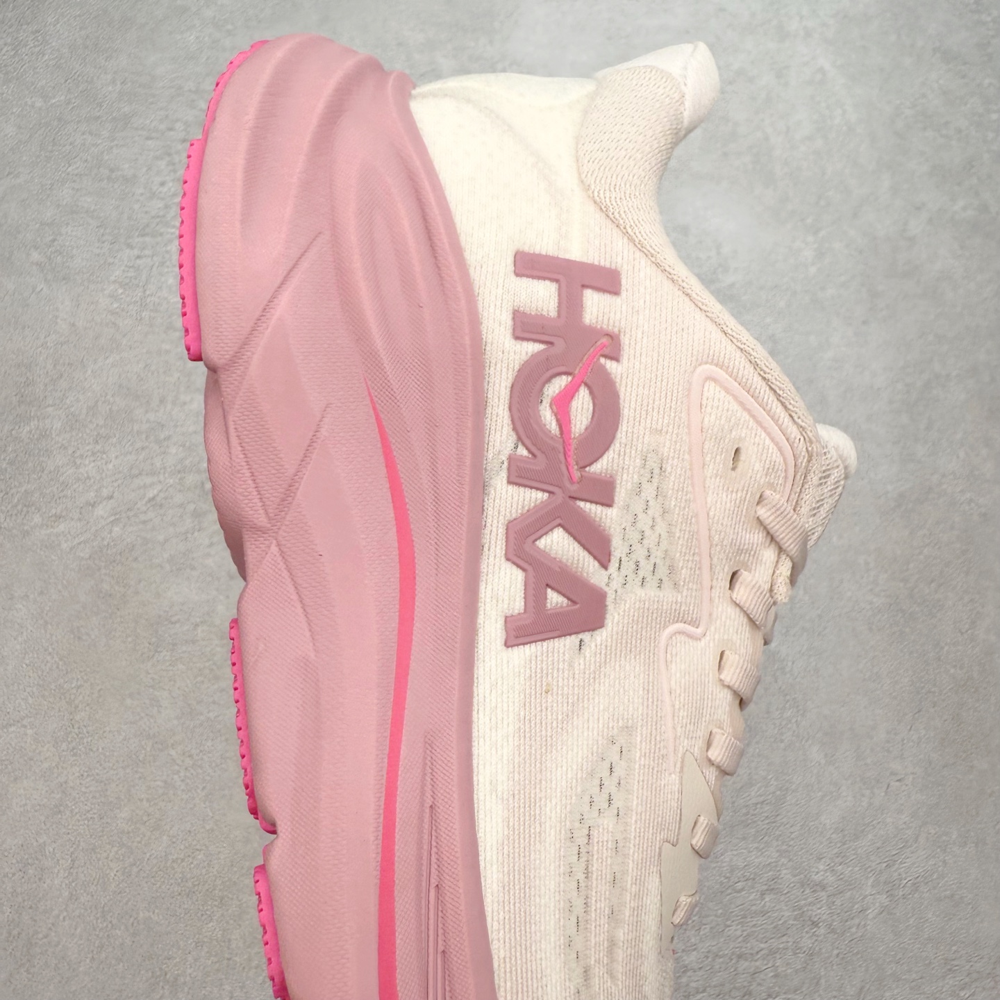 图片[6]-HOKA ONE ONE Clifton 克里夫顿10代专业性能减震公路跑步鞋 轻盈透气的针织网面和纱线的使用让鞋面更挺拔 增强鞋面的强度和支撑性能 搭配柔软的鞋舌 让双脚在舒适包裹中跑的更加畅快 全新泡棉中底 柔软的同时增强回弹性能 为不同跑者提供更平稳流畅的脚感 带来全面的缓冲保护 根据人体工程学设计的延长拉襟 后跟处弹软的海绵填充舒适固定 避免掉跟和摩擦 相比上一代光滑的内衬 Clifton 的内衬增强了摩擦力 避免双脚在鞋内滑动 尺码：36 36.5 37.5 38 38.5 39 40 40.5 41 42 42.5 43 44 44.5 45-选品中心