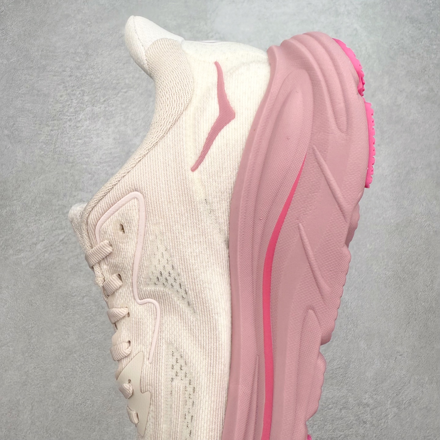 图片[7]-HOKA ONE ONE Clifton 克里夫顿10代专业性能减震公路跑步鞋 轻盈透气的针织网面和纱线的使用让鞋面更挺拔 增强鞋面的强度和支撑性能 搭配柔软的鞋舌 让双脚在舒适包裹中跑的更加畅快 全新泡棉中底 柔软的同时增强回弹性能 为不同跑者提供更平稳流畅的脚感 带来全面的缓冲保护 根据人体工程学设计的延长拉襟 后跟处弹软的海绵填充舒适固定 避免掉跟和摩擦 相比上一代光滑的内衬 Clifton 的内衬增强了摩擦力 避免双脚在鞋内滑动 尺码：36 36.5 37.5 38 38.5 39 40 40.5 41 42 42.5 43 44 44.5 45-选品中心