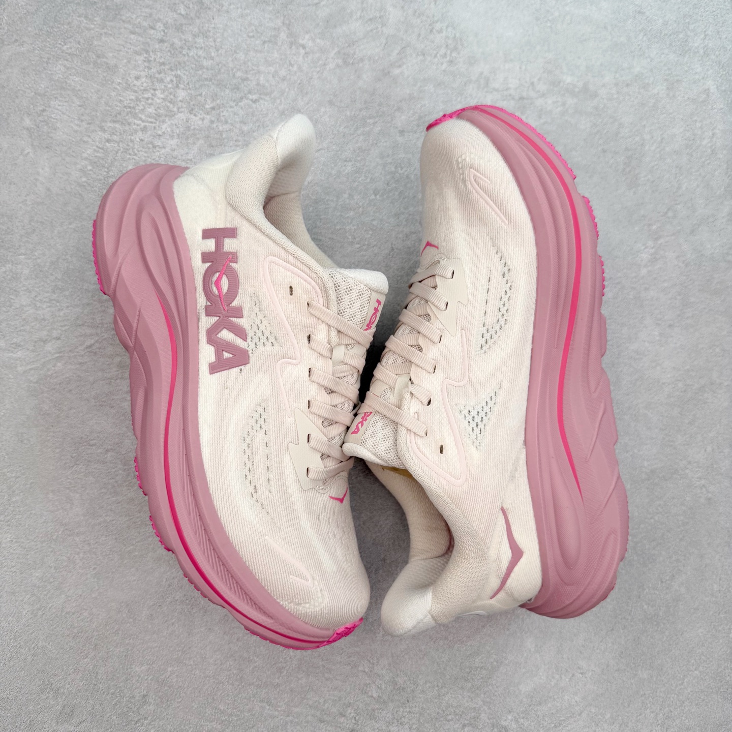 图片[3]-HOKA ONE ONE Clifton 克里夫顿10代专业性能减震公路跑步鞋 轻盈透气的针织网面和纱线的使用让鞋面更挺拔 增强鞋面的强度和支撑性能 搭配柔软的鞋舌 让双脚在舒适包裹中跑的更加畅快 全新泡棉中底 柔软的同时增强回弹性能 为不同跑者提供更平稳流畅的脚感 带来全面的缓冲保护 根据人体工程学设计的延长拉襟 后跟处弹软的海绵填充舒适固定 避免掉跟和摩擦 相比上一代光滑的内衬 Clifton 的内衬增强了摩擦力 避免双脚在鞋内滑动 尺码：36 36.5 37.5 38 38.5 39 40 40.5 41 42 42.5 43 44 44.5 45-选品中心