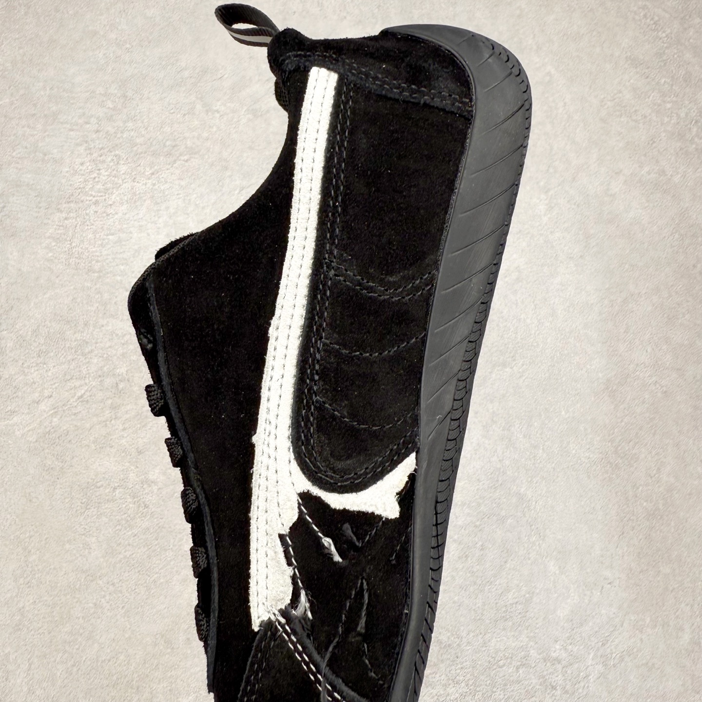 图片[7]-Balenciaga x PUMA/彪马 Speedcat 巴黎世家联名系列薄底鞋牛皮圆头做旧磨损低帮生活休闲鞋 男女同款 选用了近两年人气极高的 “薄底鞋” PUMA Speedcat 为蓝本，带来了多个不同配色的联名鞋款。在色调上继承了这双赛车鞋原本的惯用方案，但鞋身侧面标志性的 PUMA Formstrip 标志则采用了 “破坏做旧” 的手法，这也是 Balenciaga 鞋款极为常见的风格。 将白色的 PUMA Formstrip 撕掉了一大半，这极为 “粗暴” 的处理方式，在街头绝对有着十足的回头率。鞋头的 PUMA Logo 得以保留，烫金的 BALENCIAGA 字样则表明了它的联名身份，后跟则是鞋款的尺码，这也是 Balenciaga 鞋款的家族习惯。实拍调校N版已经零色差零失真 百分百还原实物色彩所见即所得 不存在货不对板色差等低级问题 选购参考实物拍摄 不混卖不参货 只用心做好货严格选品 承诺混一赔十 尺码：36 36.5 37.5 38 38.5 39 40 40.5 41 42 42.5 43 44 44.5 45-选品中心