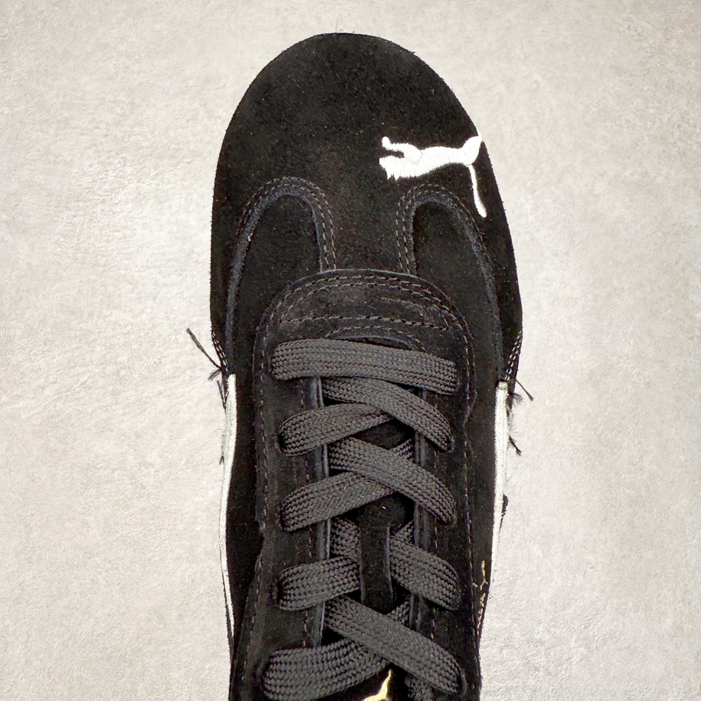 图片[4]-Balenciaga x PUMA/彪马 Speedcat 巴黎世家联名系列薄底鞋牛皮圆头做旧磨损低帮生活休闲鞋 男女同款 选用了近两年人气极高的 “薄底鞋” PUMA Speedcat 为蓝本，带来了多个不同配色的联名鞋款。在色调上继承了这双赛车鞋原本的惯用方案，但鞋身侧面标志性的 PUMA Formstrip 标志则采用了 “破坏做旧” 的手法，这也是 Balenciaga 鞋款极为常见的风格。 将白色的 PUMA Formstrip 撕掉了一大半，这极为 “粗暴” 的处理方式，在街头绝对有着十足的回头率。鞋头的 PUMA Logo 得以保留，烫金的 BALENCIAGA 字样则表明了它的联名身份，后跟则是鞋款的尺码，这也是 Balenciaga 鞋款的家族习惯。实拍调校N版已经零色差零失真 百分百还原实物色彩所见即所得 不存在货不对板色差等低级问题 选购参考实物拍摄 不混卖不参货 只用心做好货严格选品 承诺混一赔十 尺码：36 36.5 37.5 38 38.5 39 40 40.5 41 42 42.5 43 44 44.5 45-选品中心