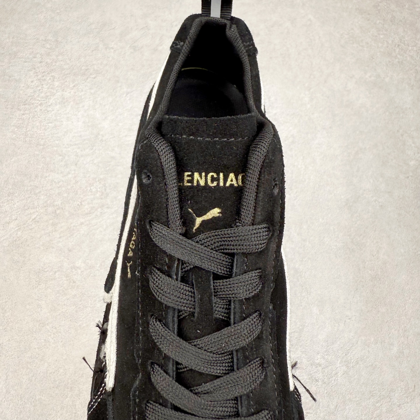 图片[5]-Balenciaga x PUMA/彪马 Speedcat 巴黎世家联名系列薄底鞋牛皮圆头做旧磨损低帮生活休闲鞋 男女同款 选用了近两年人气极高的 “薄底鞋” PUMA Speedcat 为蓝本，带来了多个不同配色的联名鞋款。在色调上继承了这双赛车鞋原本的惯用方案，但鞋身侧面标志性的 PUMA Formstrip 标志则采用了 “破坏做旧” 的手法，这也是 Balenciaga 鞋款极为常见的风格。 将白色的 PUMA Formstrip 撕掉了一大半，这极为 “粗暴” 的处理方式，在街头绝对有着十足的回头率。鞋头的 PUMA Logo 得以保留，烫金的 BALENCIAGA 字样则表明了它的联名身份，后跟则是鞋款的尺码，这也是 Balenciaga 鞋款的家族习惯。实拍调校N版已经零色差零失真 百分百还原实物色彩所见即所得 不存在货不对板色差等低级问题 选购参考实物拍摄 不混卖不参货 只用心做好货严格选品 承诺混一赔十 尺码：36 36.5 37.5 38 38.5 39 40 40.5 41 42 42.5 43 44 44.5 45-选品中心