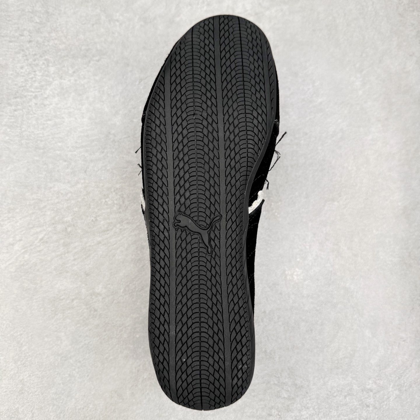 图片[9]-Balenciaga x PUMA/彪马 Speedcat 巴黎世家联名系列薄底鞋牛皮圆头做旧磨损低帮生活休闲鞋 男女同款 选用了近两年人气极高的 “薄底鞋” PUMA Speedcat 为蓝本，带来了多个不同配色的联名鞋款。在色调上继承了这双赛车鞋原本的惯用方案，但鞋身侧面标志性的 PUMA Formstrip 标志则采用了 “破坏做旧” 的手法，这也是 Balenciaga 鞋款极为常见的风格。 将白色的 PUMA Formstrip 撕掉了一大半，这极为 “粗暴” 的处理方式，在街头绝对有着十足的回头率。鞋头的 PUMA Logo 得以保留，烫金的 BALENCIAGA 字样则表明了它的联名身份，后跟则是鞋款的尺码，这也是 Balenciaga 鞋款的家族习惯。实拍调校N版已经零色差零失真 百分百还原实物色彩所见即所得 不存在货不对板色差等低级问题 选购参考实物拍摄 不混卖不参货 只用心做好货严格选品 承诺混一赔十 尺码：36 36.5 37.5 38 38.5 39 40 40.5 41 42 42.5 43 44 44.5 45-选品中心