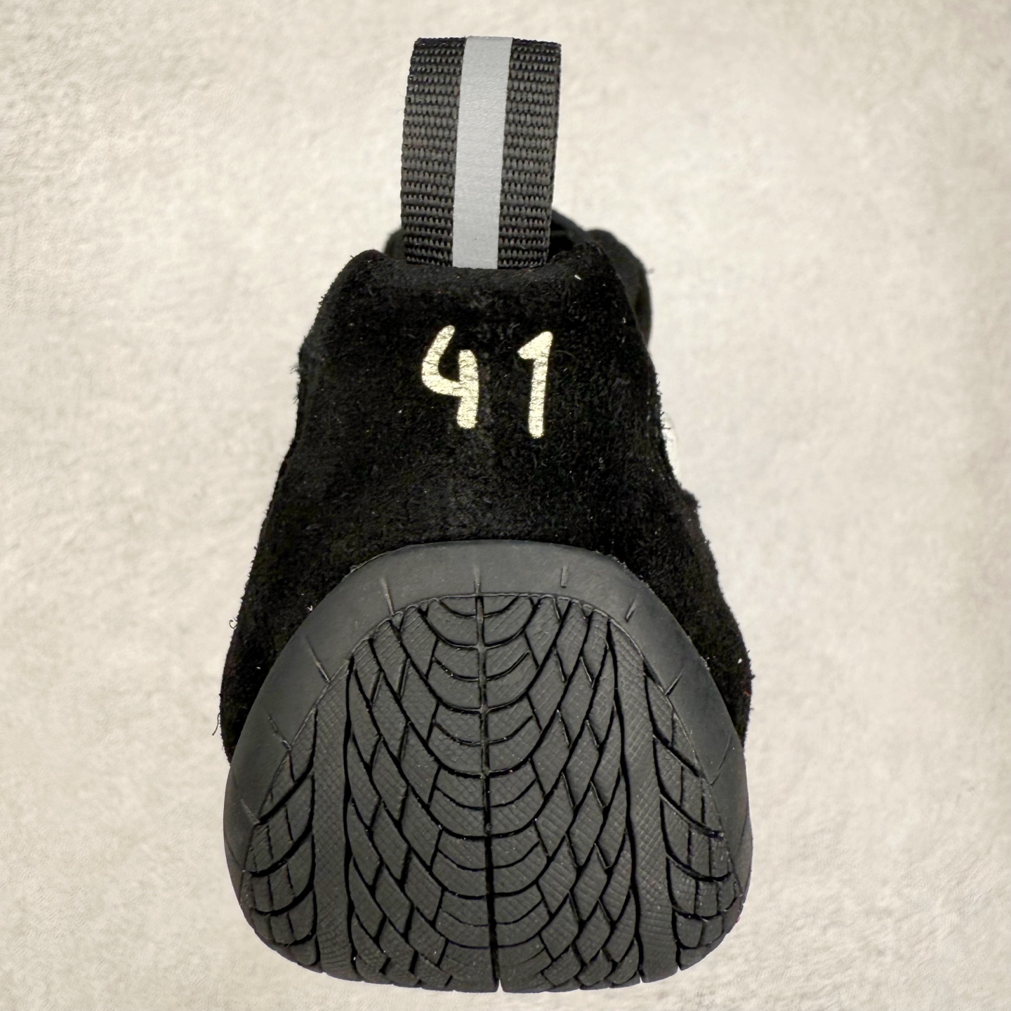 图片[8]-Balenciaga x PUMA/彪马 Speedcat 巴黎世家联名系列薄底鞋牛皮圆头做旧磨损低帮生活休闲鞋 男女同款 选用了近两年人气极高的 “薄底鞋” PUMA Speedcat 为蓝本，带来了多个不同配色的联名鞋款。在色调上继承了这双赛车鞋原本的惯用方案，但鞋身侧面标志性的 PUMA Formstrip 标志则采用了 “破坏做旧” 的手法，这也是 Balenciaga 鞋款极为常见的风格。 将白色的 PUMA Formstrip 撕掉了一大半，这极为 “粗暴” 的处理方式，在街头绝对有着十足的回头率。鞋头的 PUMA Logo 得以保留，烫金的 BALENCIAGA 字样则表明了它的联名身份，后跟则是鞋款的尺码，这也是 Balenciaga 鞋款的家族习惯。实拍调校N版已经零色差零失真 百分百还原实物色彩所见即所得 不存在货不对板色差等低级问题 选购参考实物拍摄 不混卖不参货 只用心做好货严格选品 承诺混一赔十 尺码：36 36.5 37.5 38 38.5 39 40 40.5 41 42 42.5 43 44 44.5 45-选品中心